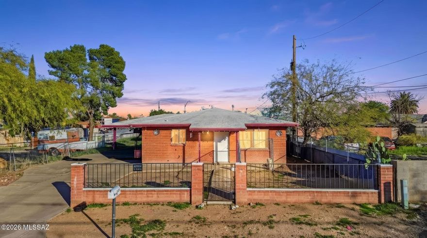 Charming 2-Bedroom Home Next to Rodeo Park - Perfect for First-Time Buyers or Investors!
This property is ideal for first-time home buyers, students, downsizers, or investors seeking excellent rental potential.
Inside, you'll find a bright and functional layout featuring 2 bedrooms, 1 bath, and a spacious kitchen with ample cabinet storage. The covered back patio creates a relaxing outdoor retreat for morning coffee or evening gatherings.
A separate exterior bonus room offers endless flexibility as a home office, art studio, workout room, hobby space, or extra storage. Conveniently located near shopping, dining, parks, and everyday amenities, with easy access to the University of Arizona just 15 minutes away.
Affordable AND versatile, his home is full of potential!
