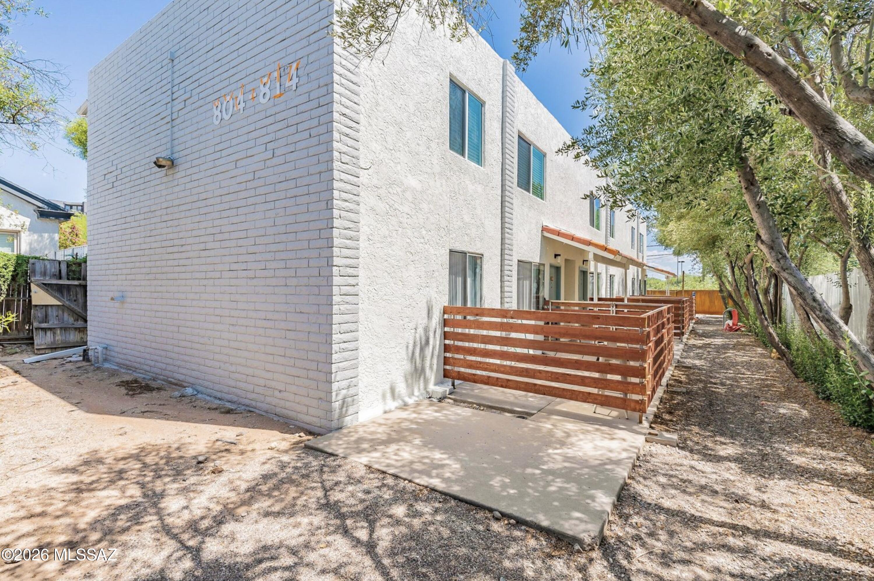 806 E 10th Street