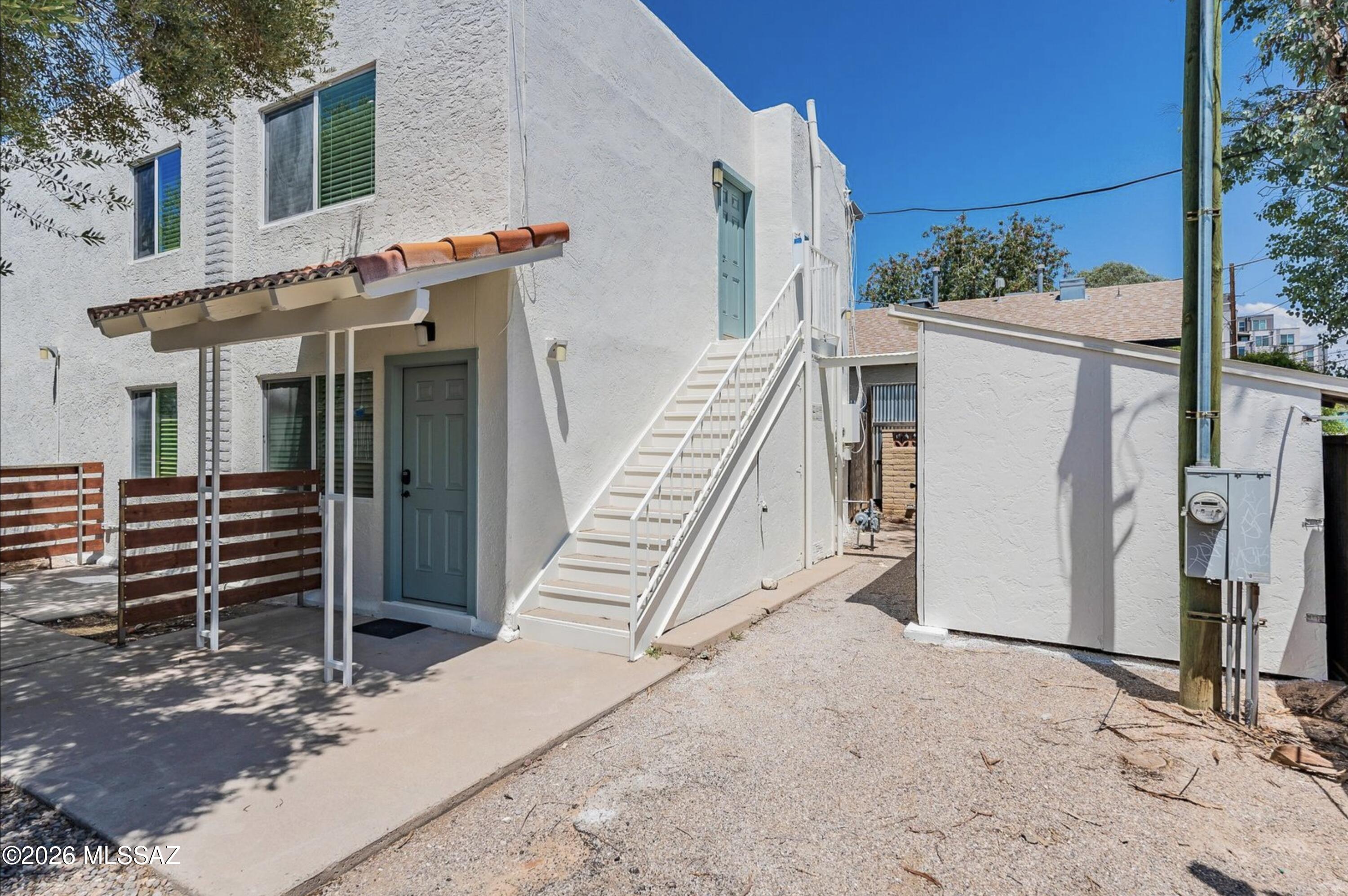 806 E 10th Street