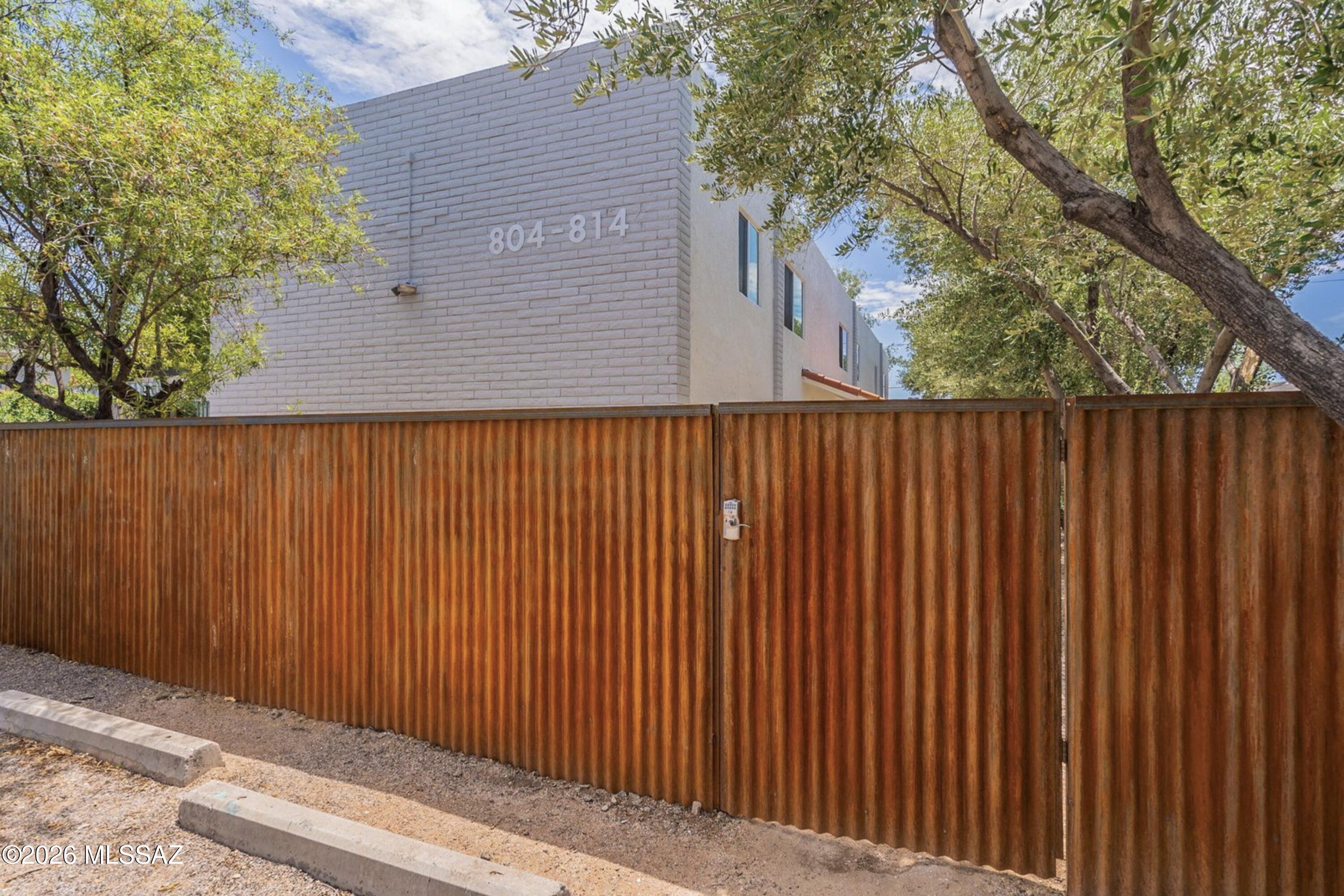 806 E 10th Street