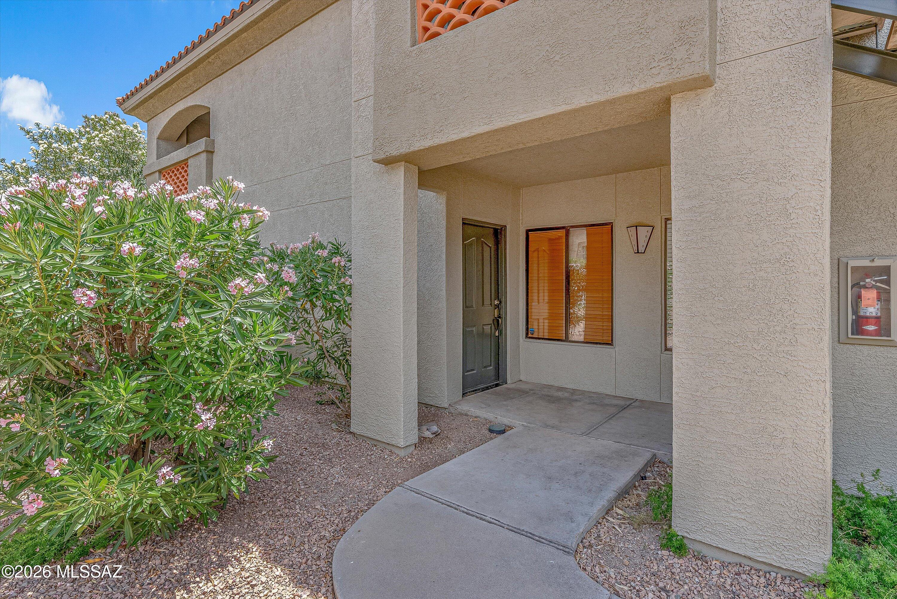 5751 N Kolb Road 40104