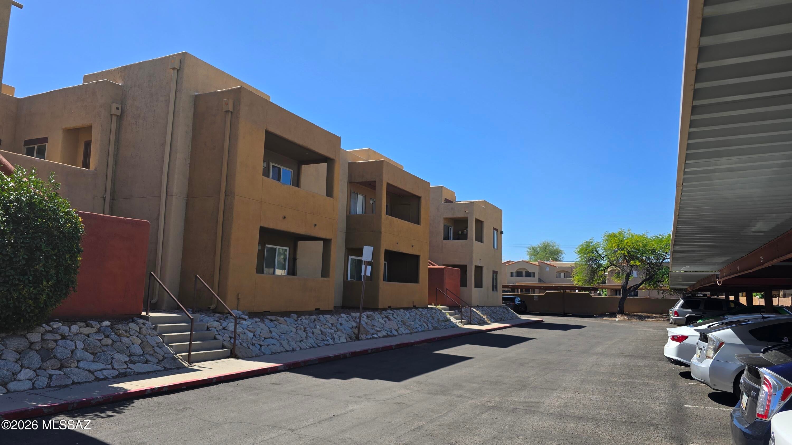 1810 E Blacklidge Drive 825