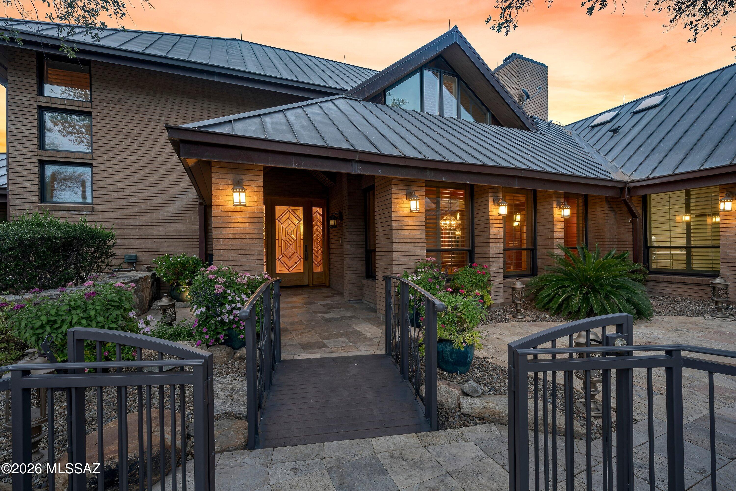 6200 N Desert Moon Loop