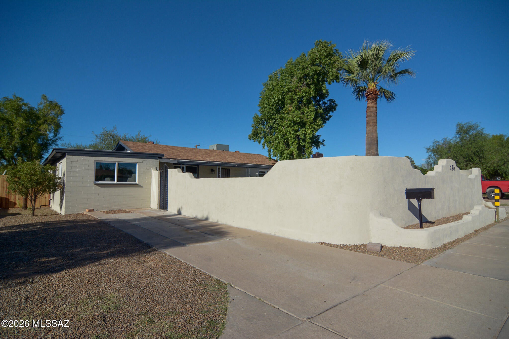 726 W Santa Paula Street