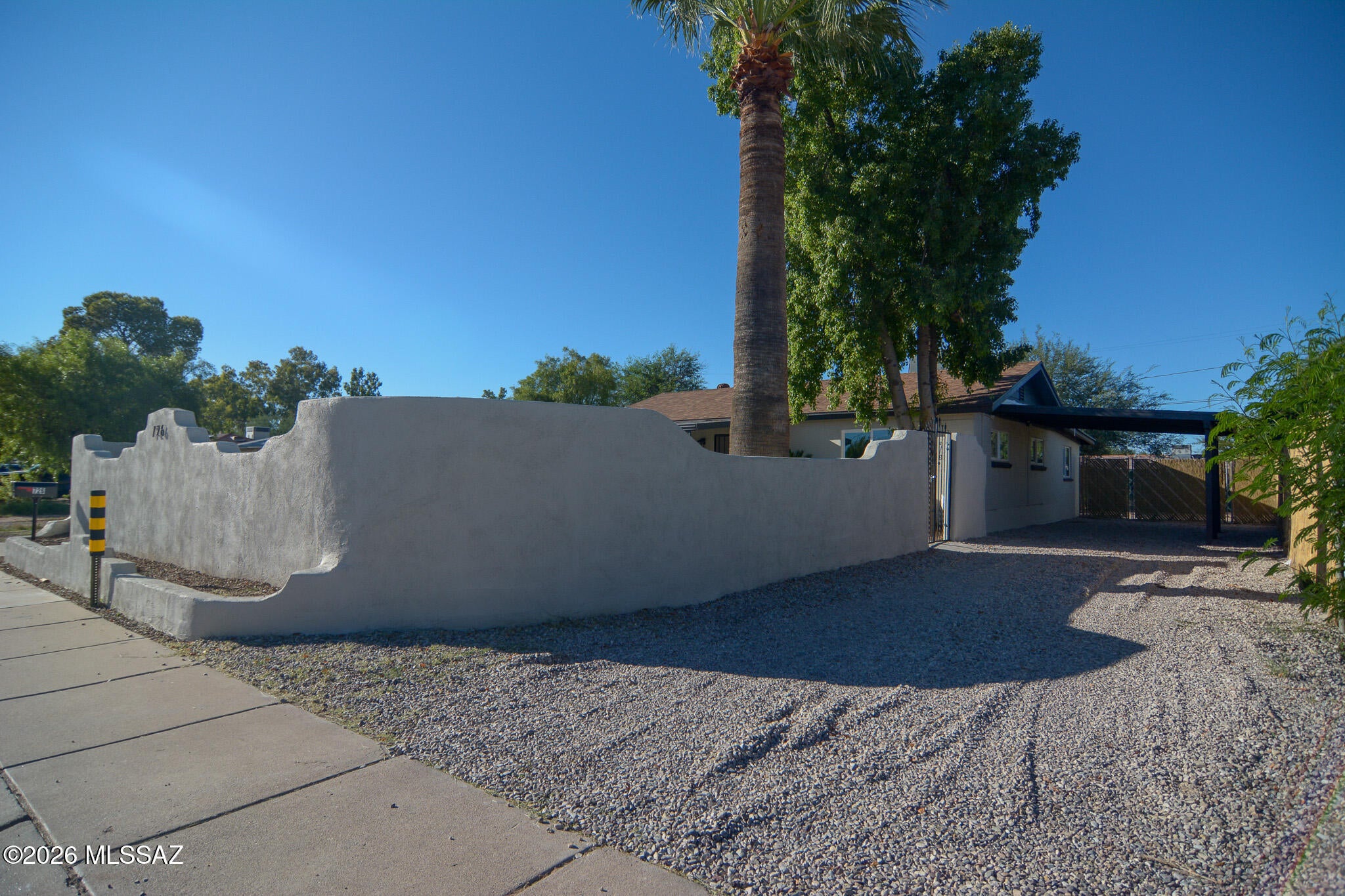726 W Santa Paula Street