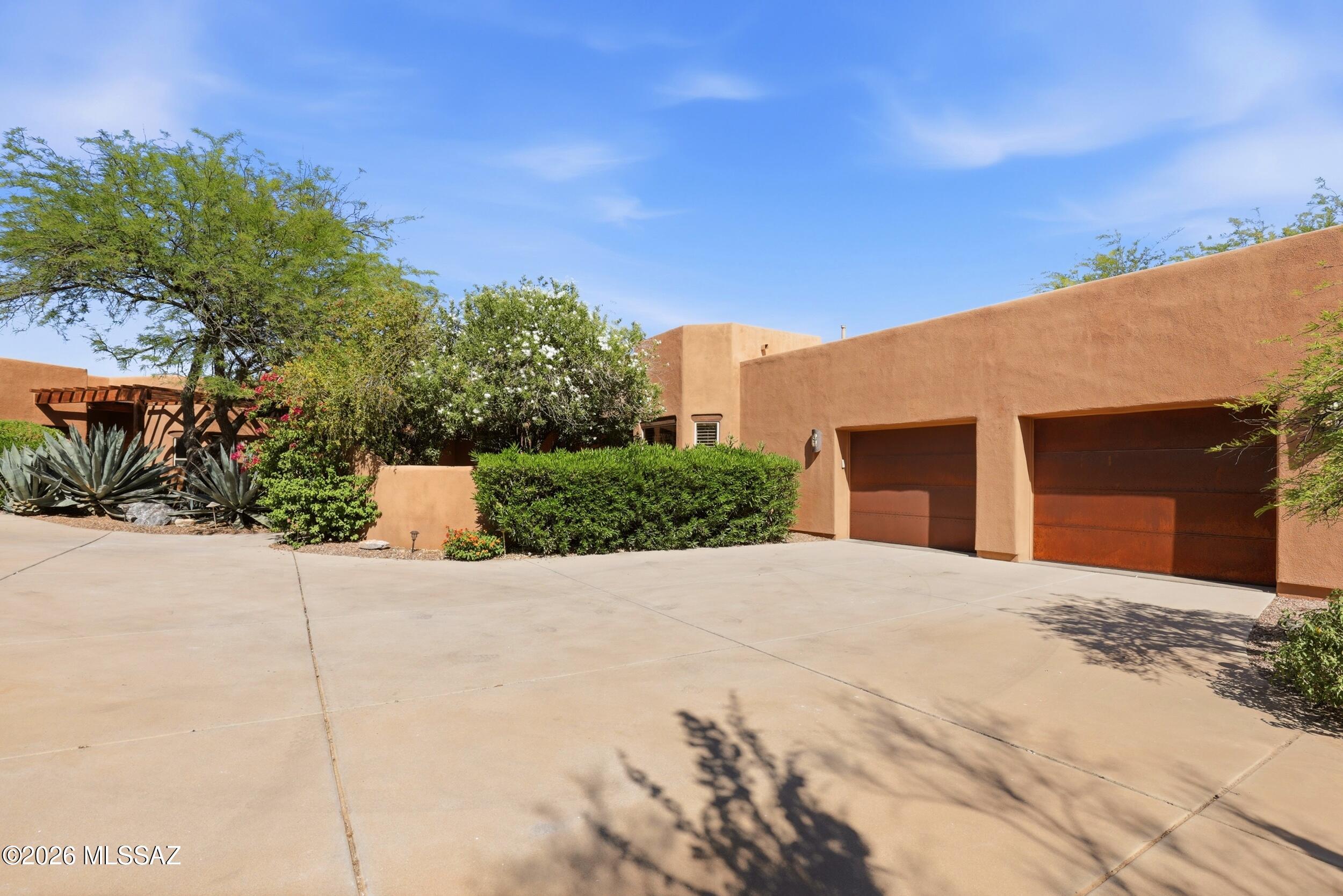 471 W Coyote Moon Place