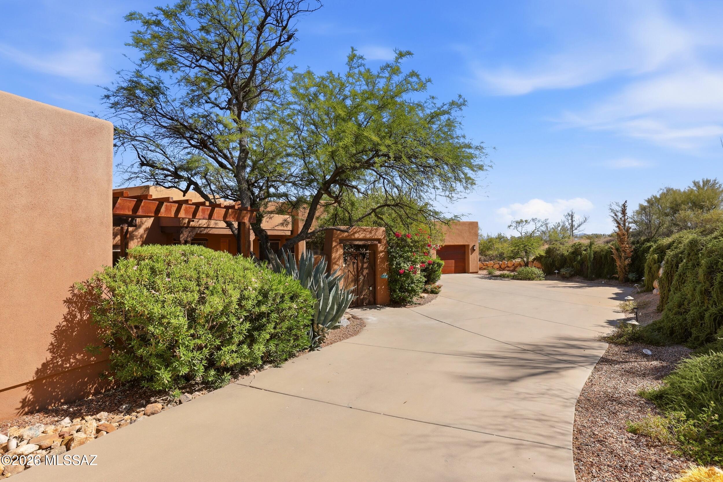 471 W Coyote Moon Place