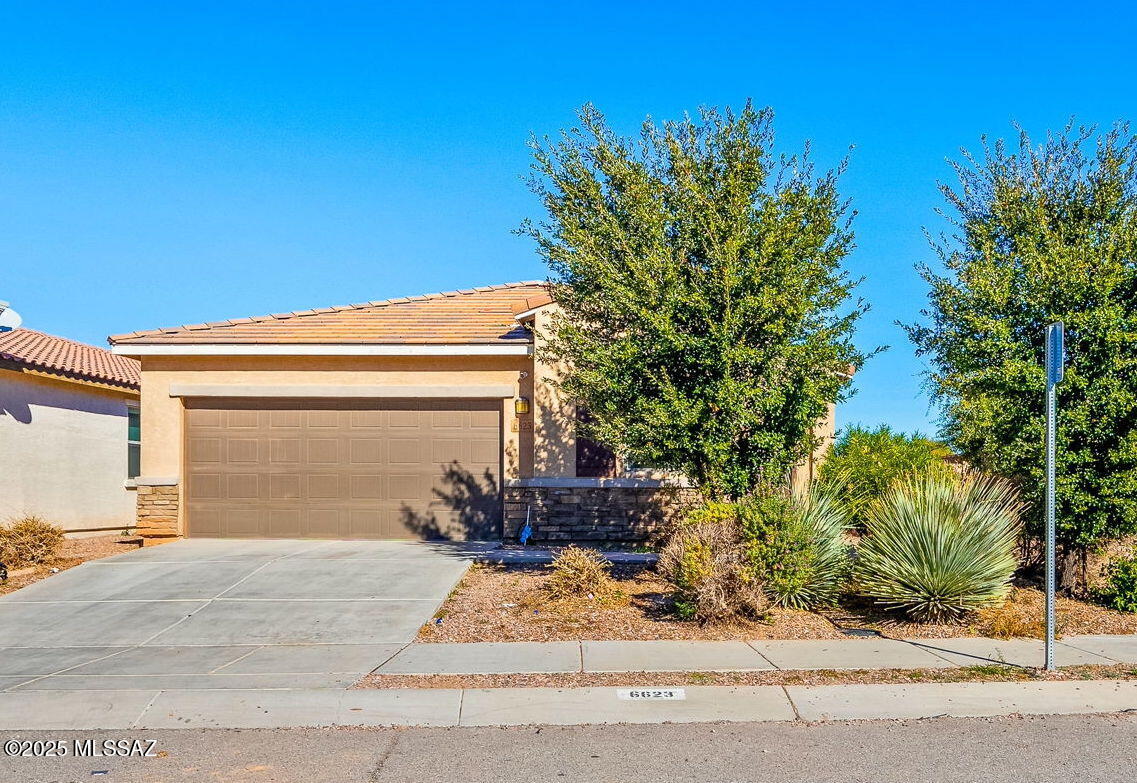 6623 E Via Jardin Verde