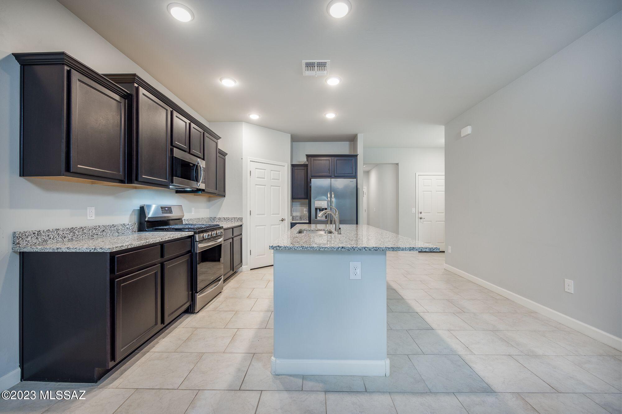Vista Del Lago Norte SQ20140780198 - Residential Lease