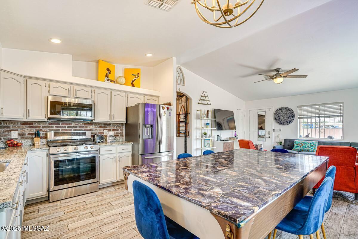 532 W District Street