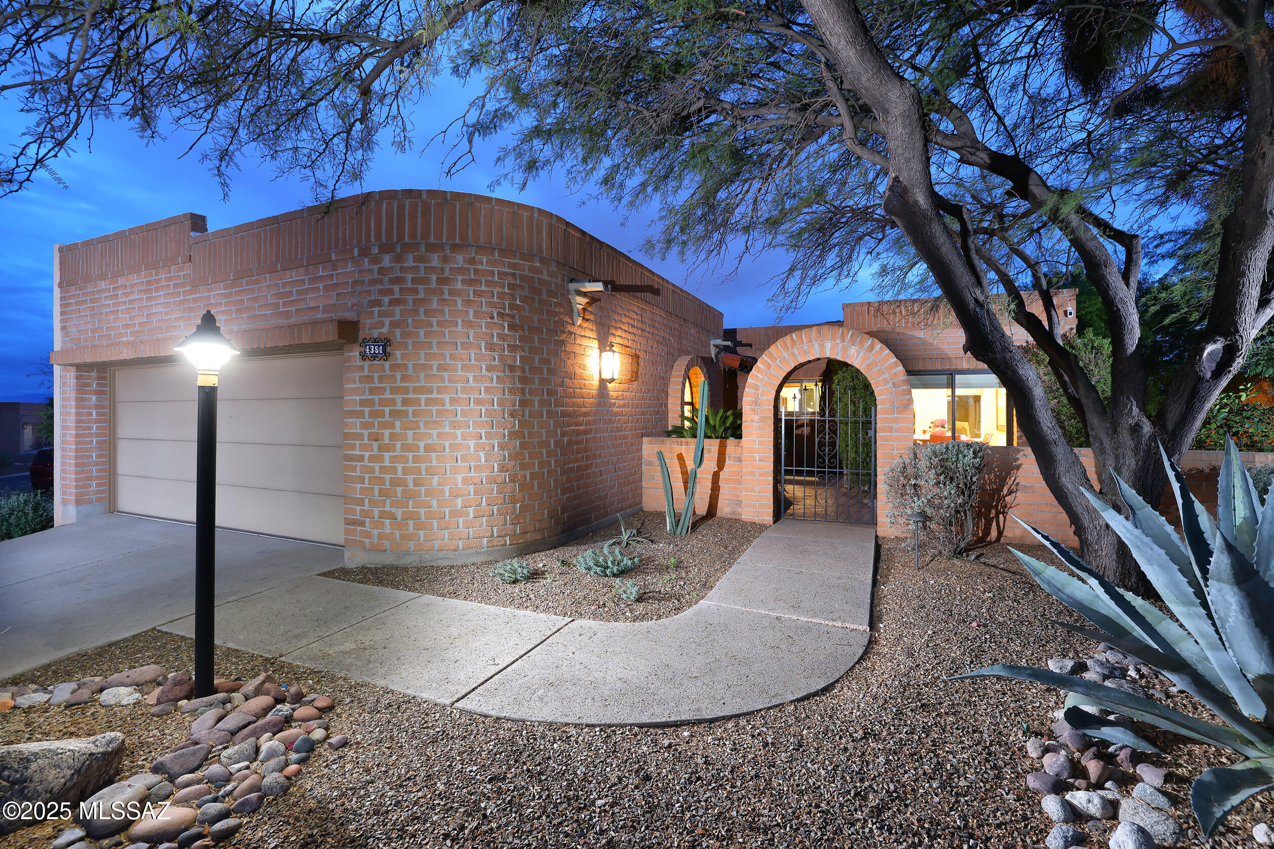 4351 N Camino Ferreo