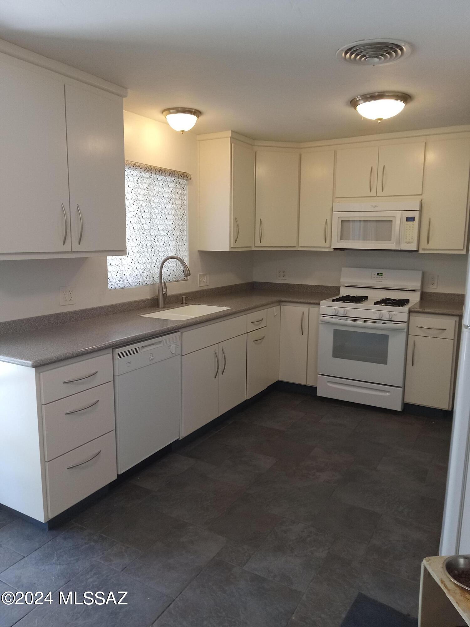 2125 S Avenida Planeta