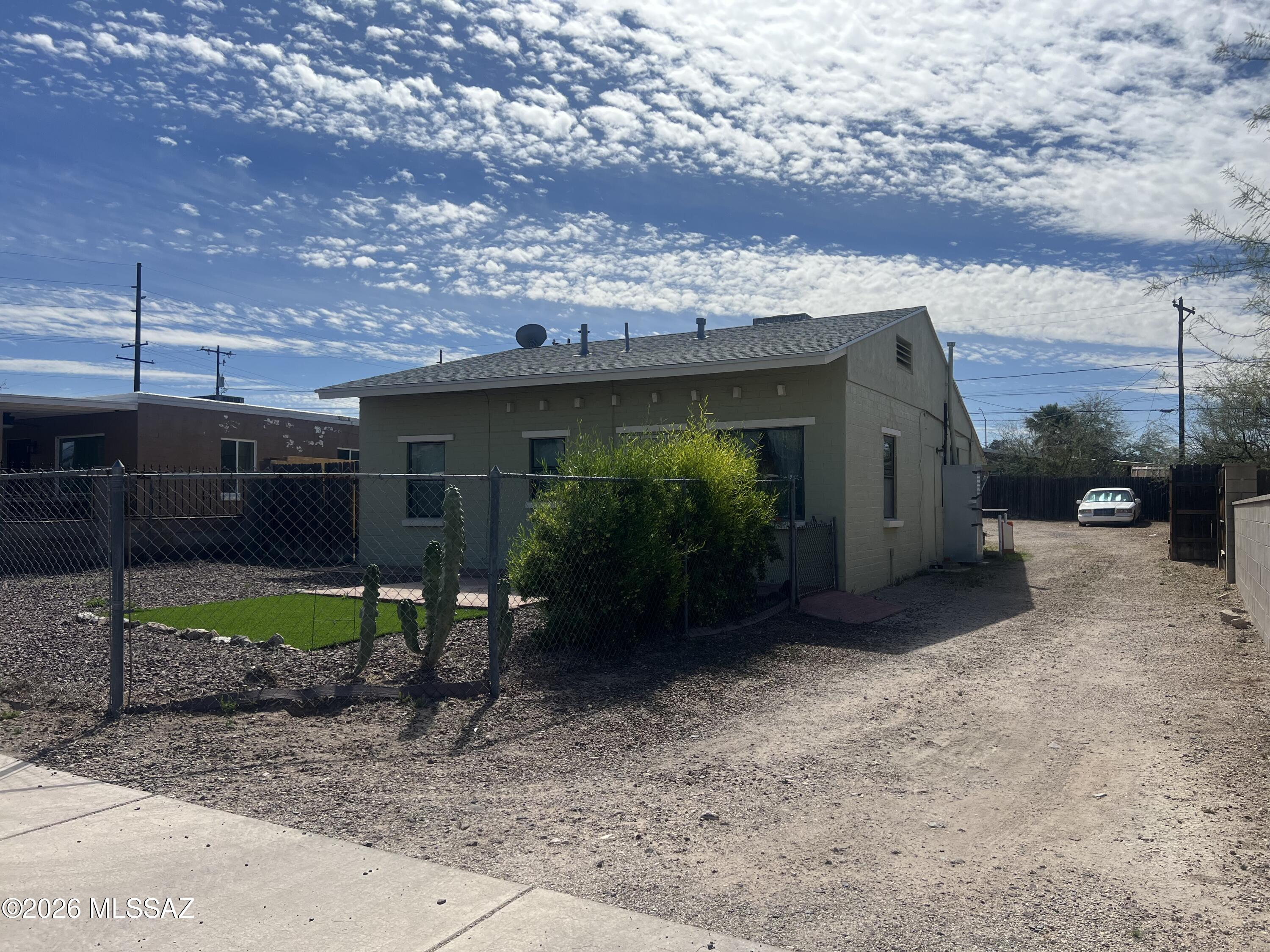 719 W Paris Promenade