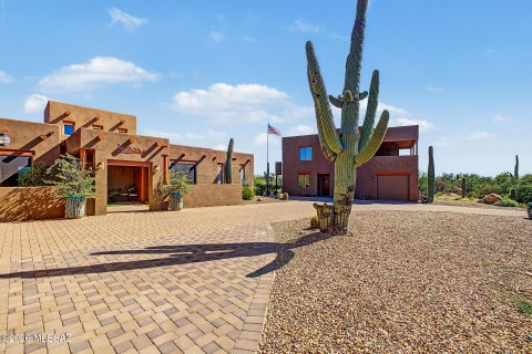 Photo of 12770 N Coyote Crossing Trail, Tucson, AZ 85755 (MLS # 22624193)