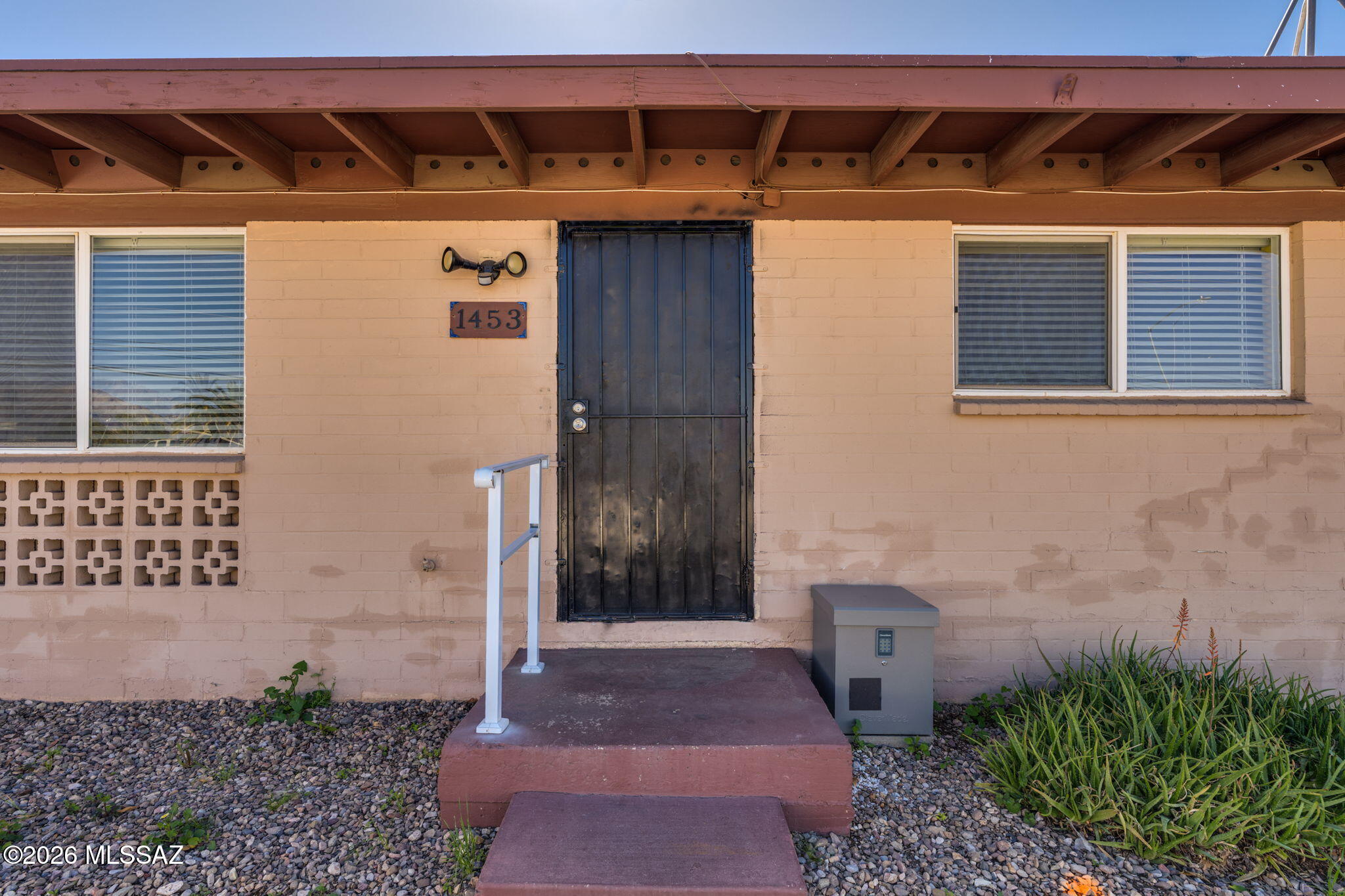 1453 W Roger Road