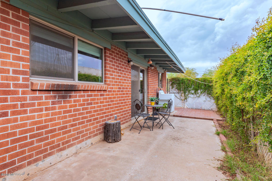 2121 N. Country Club Condos (1-12) - Residential Lease