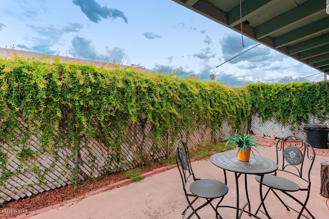 2121 N. Country Club Condos (1-12) - Residential Lease
