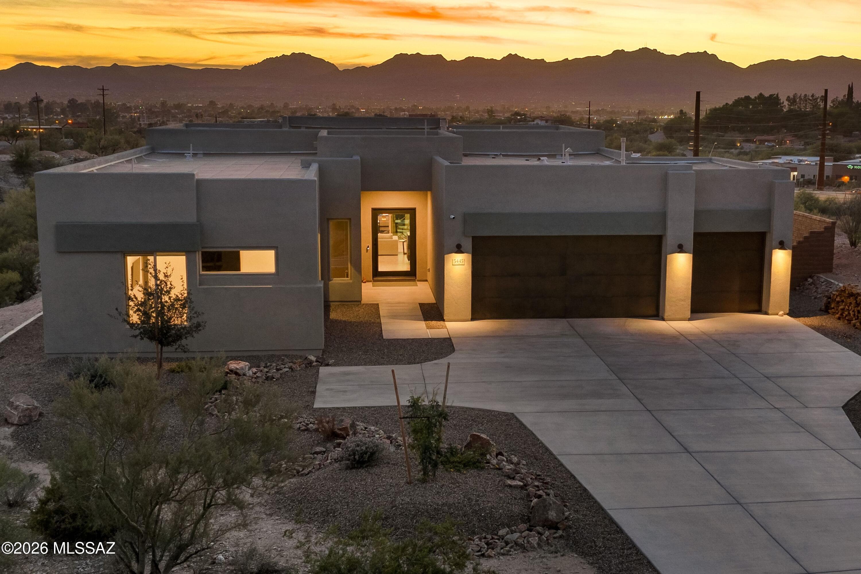 5445 N Yvon Heights Place