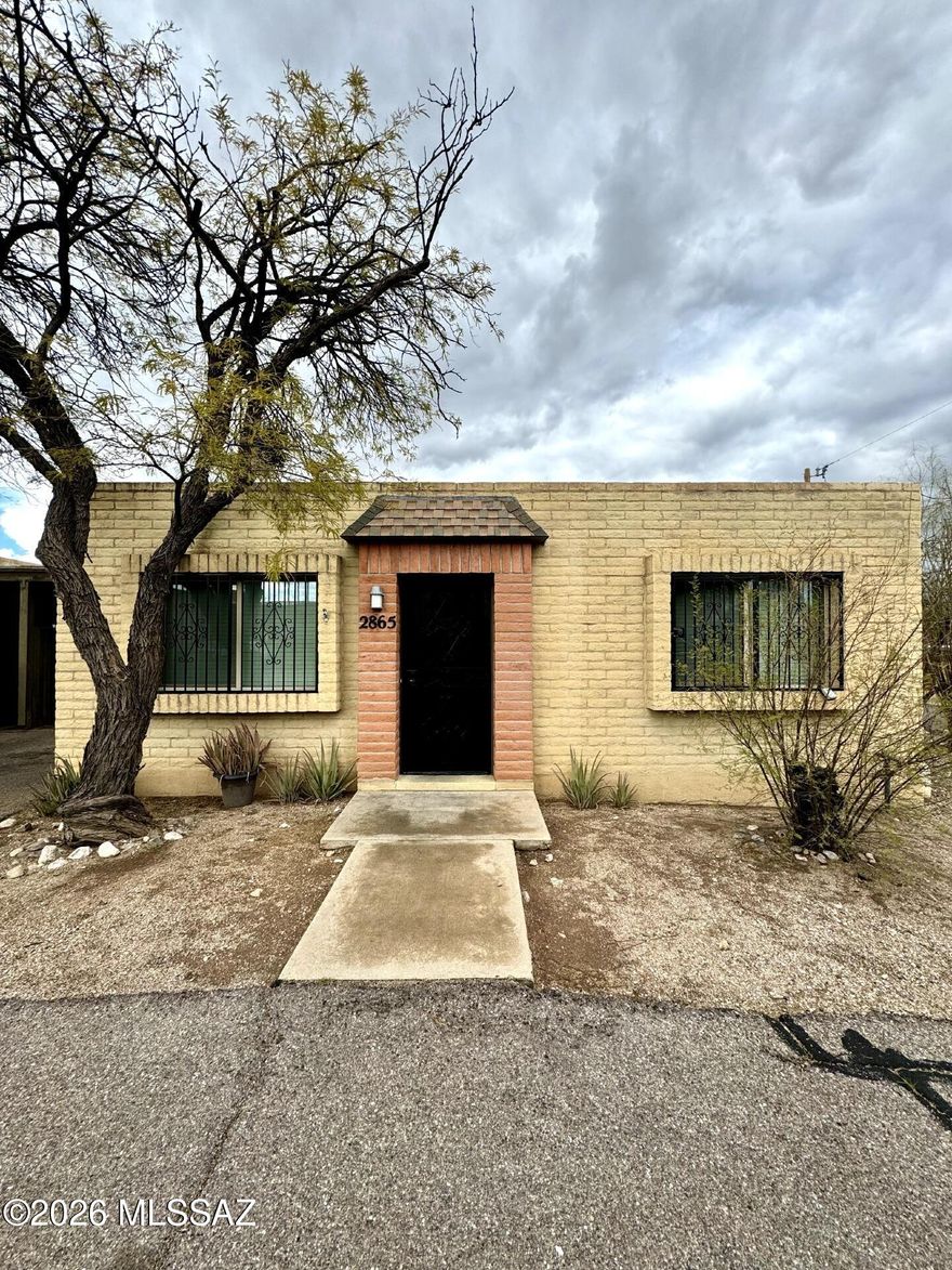 984 SQ FT! 2 bedroom, 1 bath townhome in Tucson's Casitas De Coronado! Desirable single story floor plan. Charming kitchen with included appliances, & ample cabinetry/countertop space! Open concept living/dining. Neutral interior with tile flooring throughout! This unit offers 2 nicely sized bedrooms, each with ample closet space. Primary suite with french door patio access! Blinds. Included washer/dryer. Enjoy a private patio, carport parking, & storage space! Desirable end unit. Casitas De Coronado is a well maintained community with community pool + easy I-10 access!
