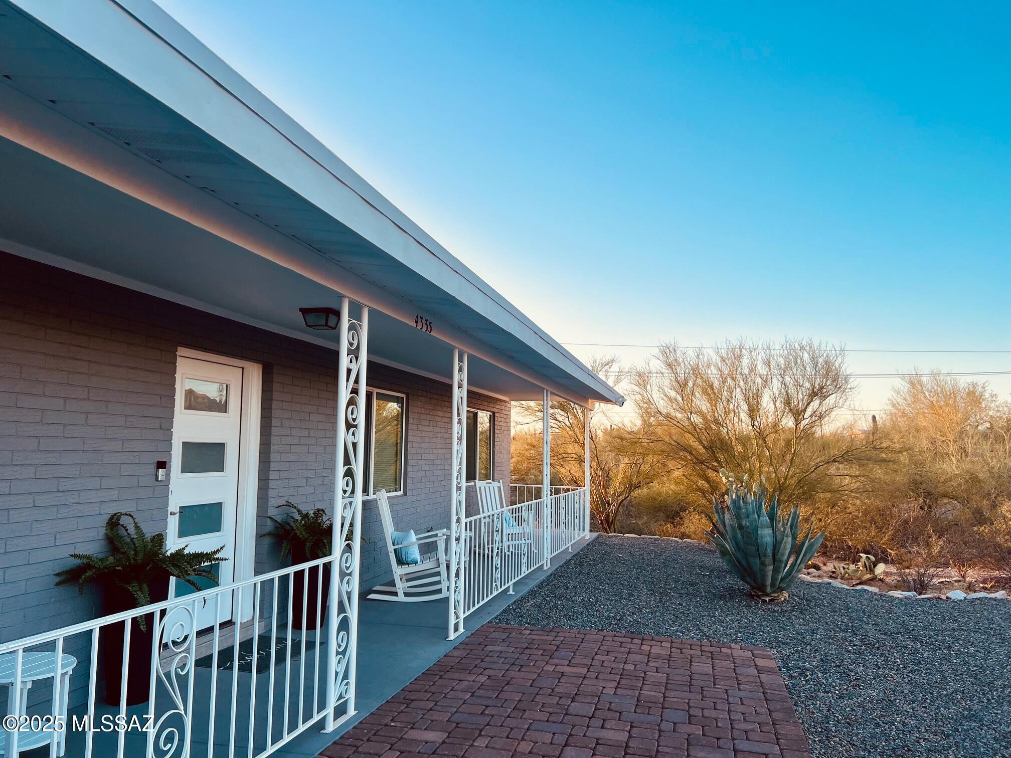 4335 N La Linda Rama