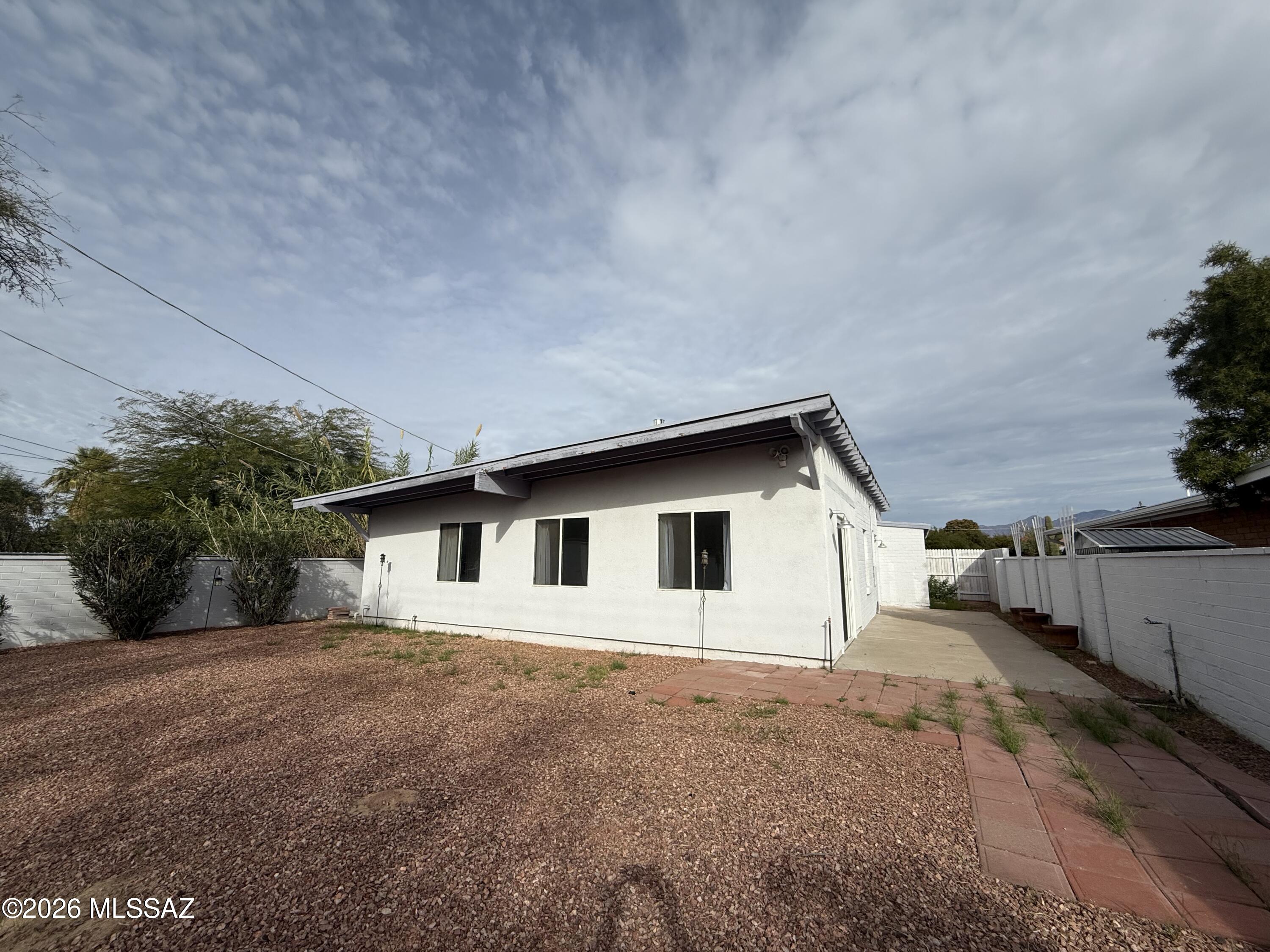 Country Club Manor - Residential Lease