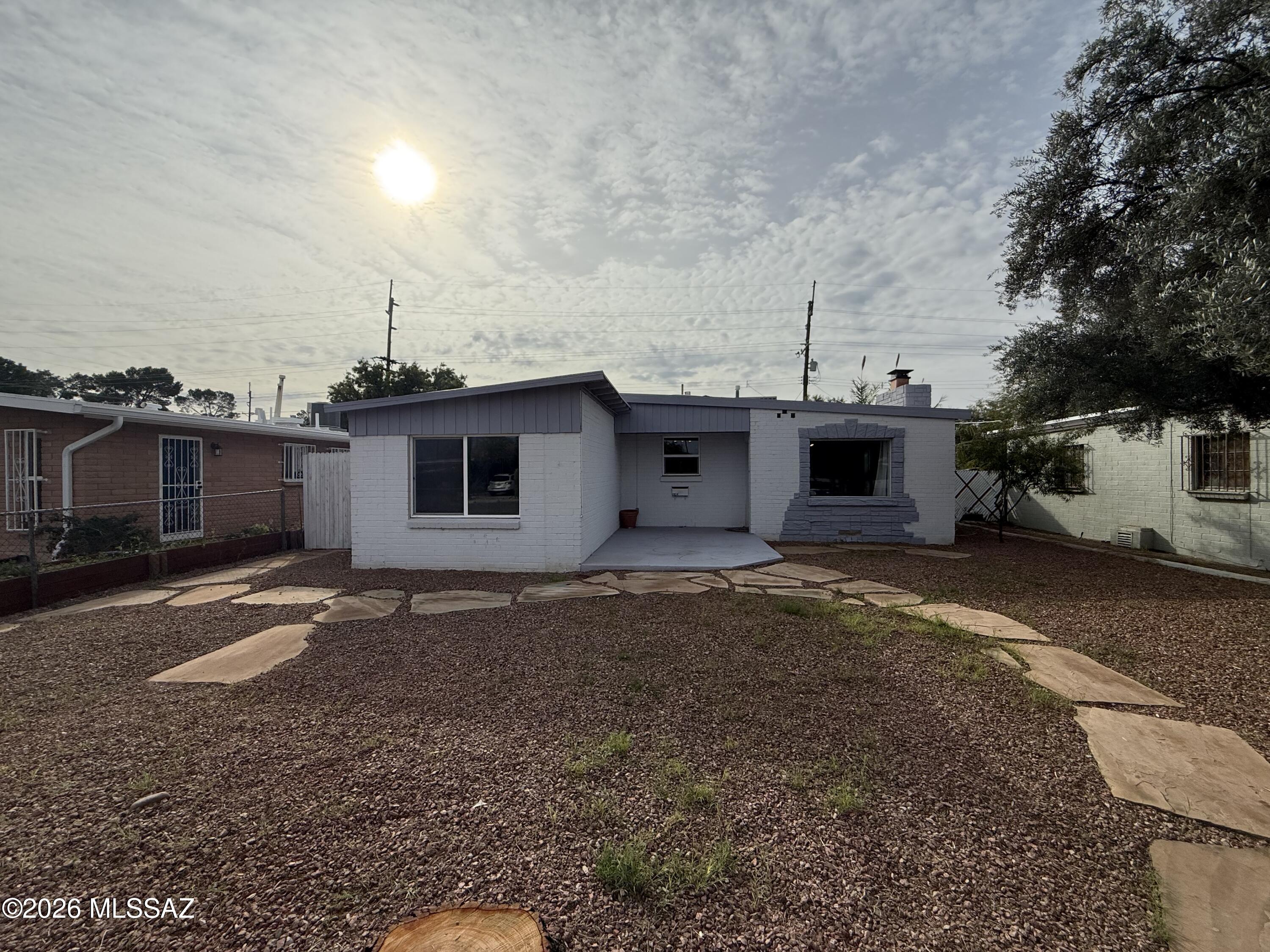 Country Club Manor - Residential Lease