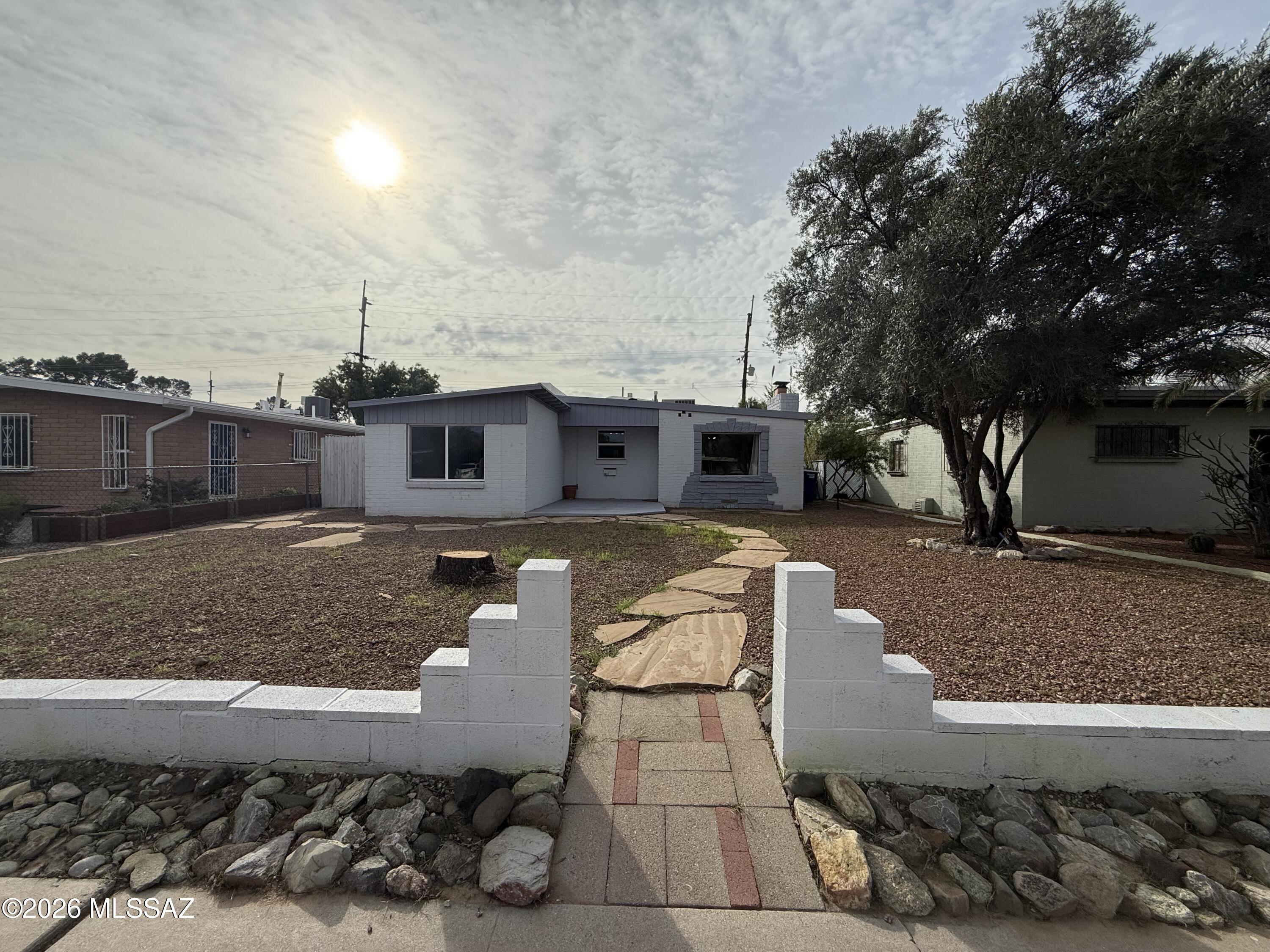 Country Club Manor - Residential Lease