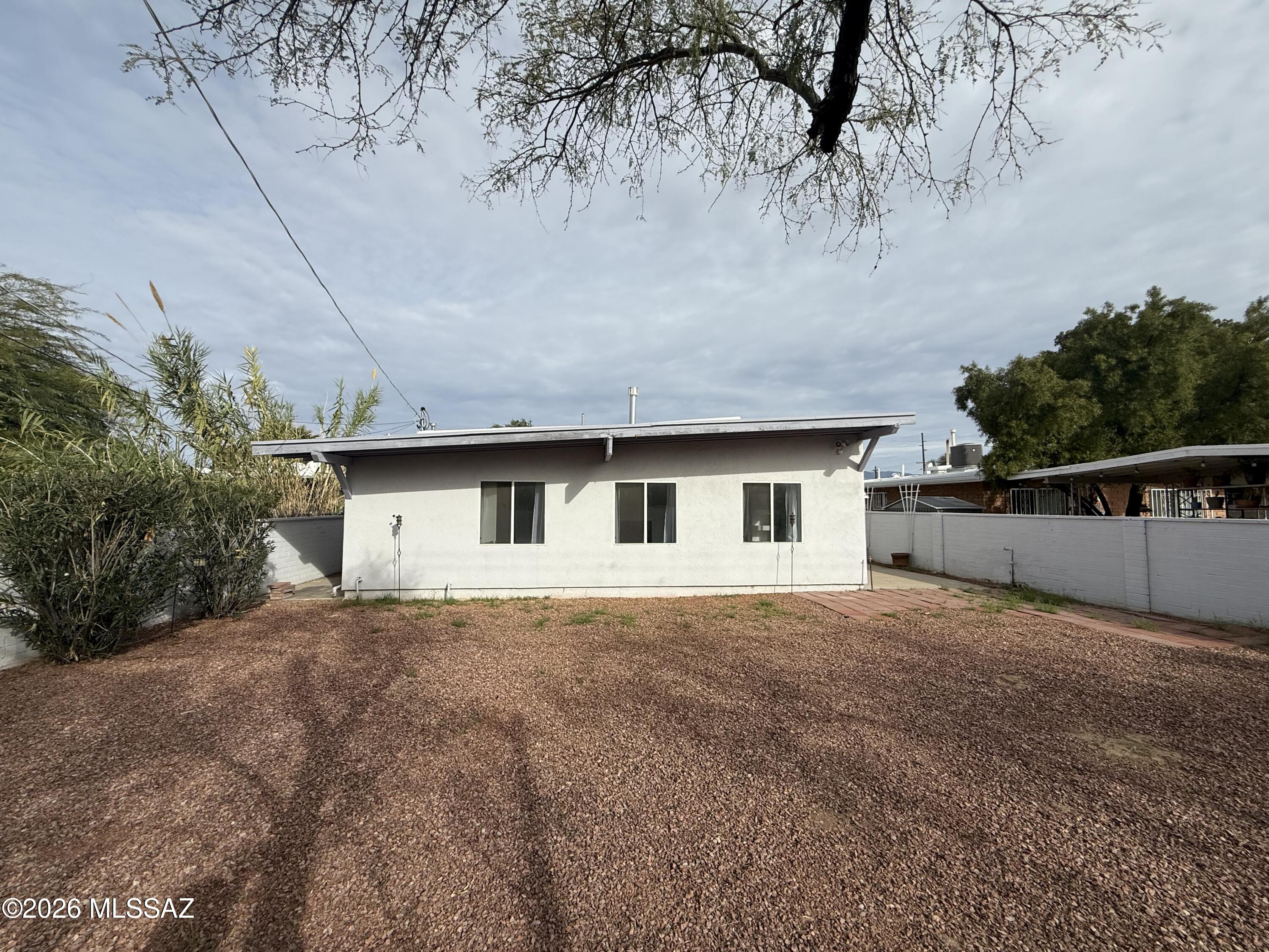 Country Club Manor - Residential Lease