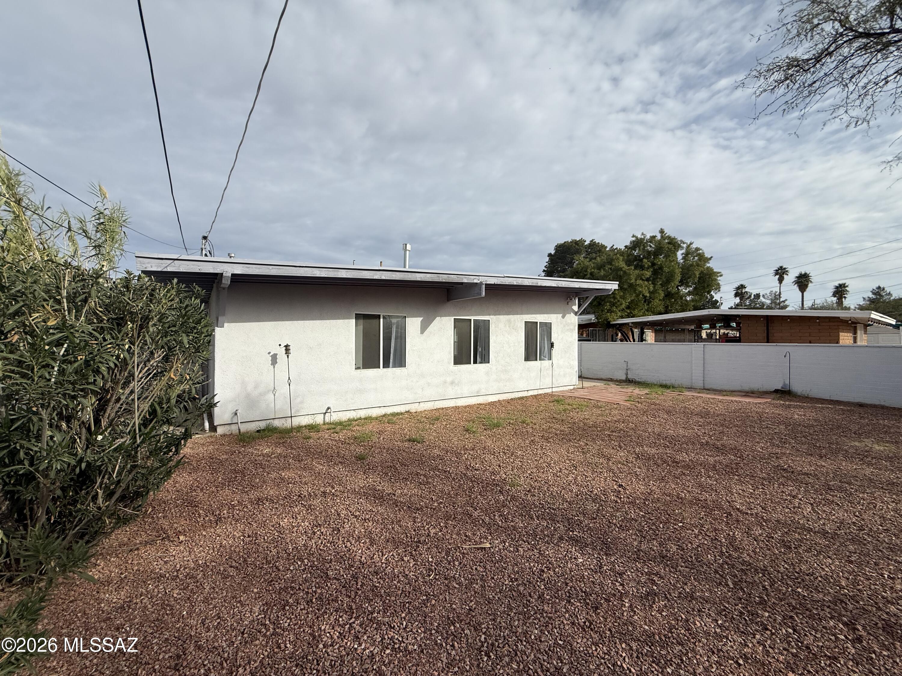 Country Club Manor - Residential Lease