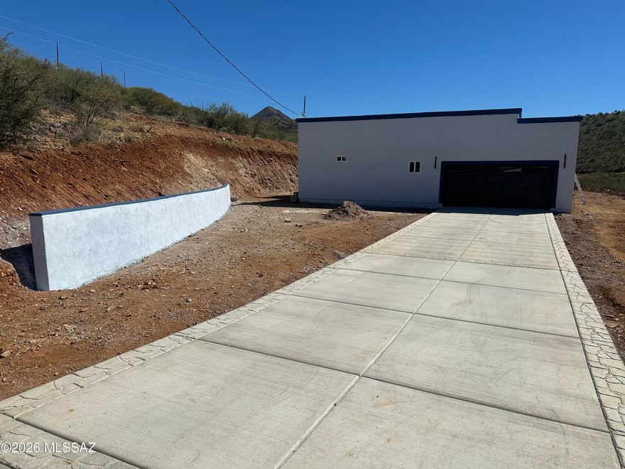beutifull contemporary home, great views, lage lot, extended concrete diveway
