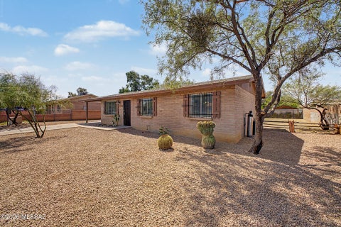 Photo of 6650 S Draper Road, Tucson, AZ 85757 (MLS # 22622171)