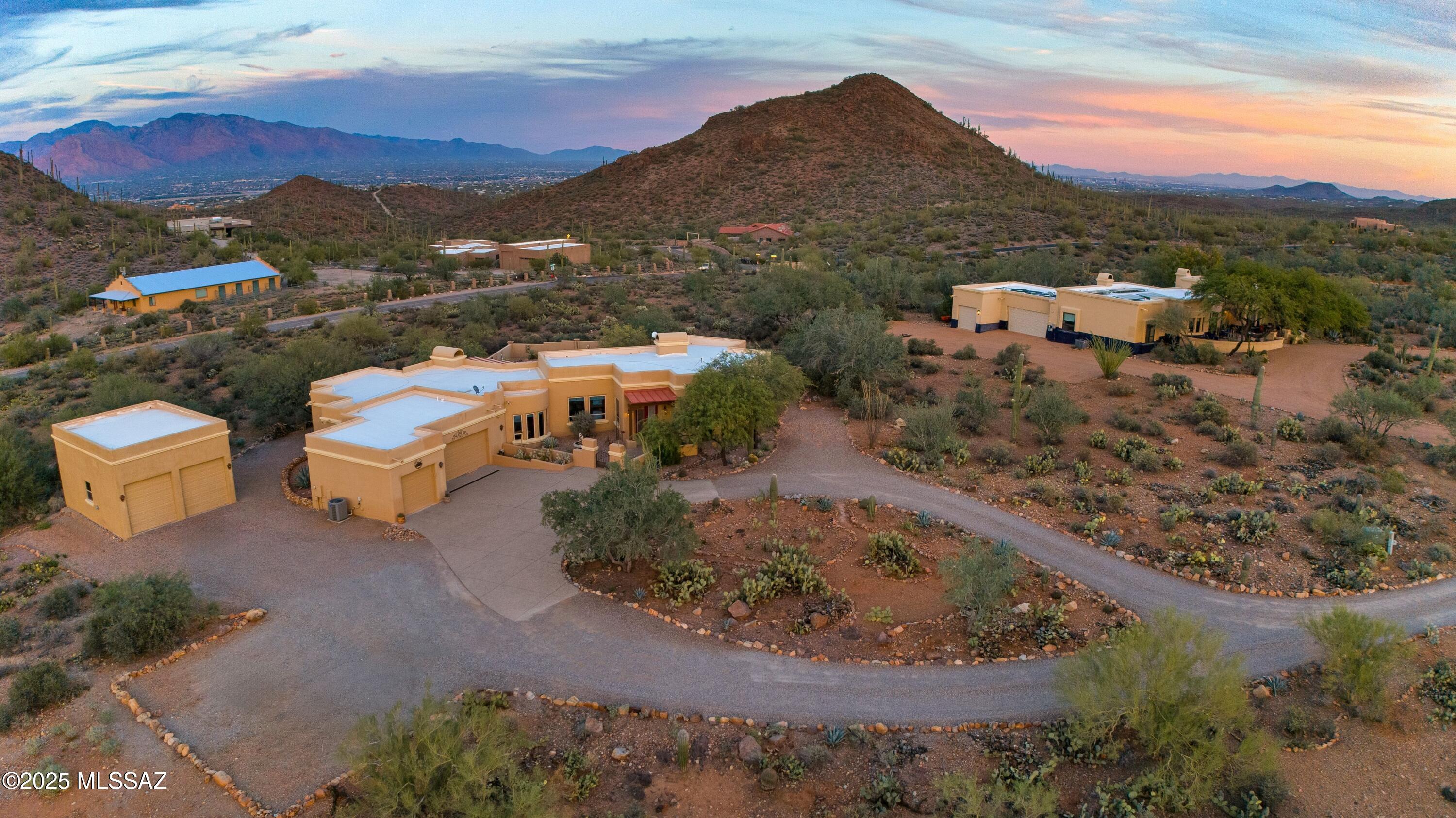 6539 W El Camino Del Cerro