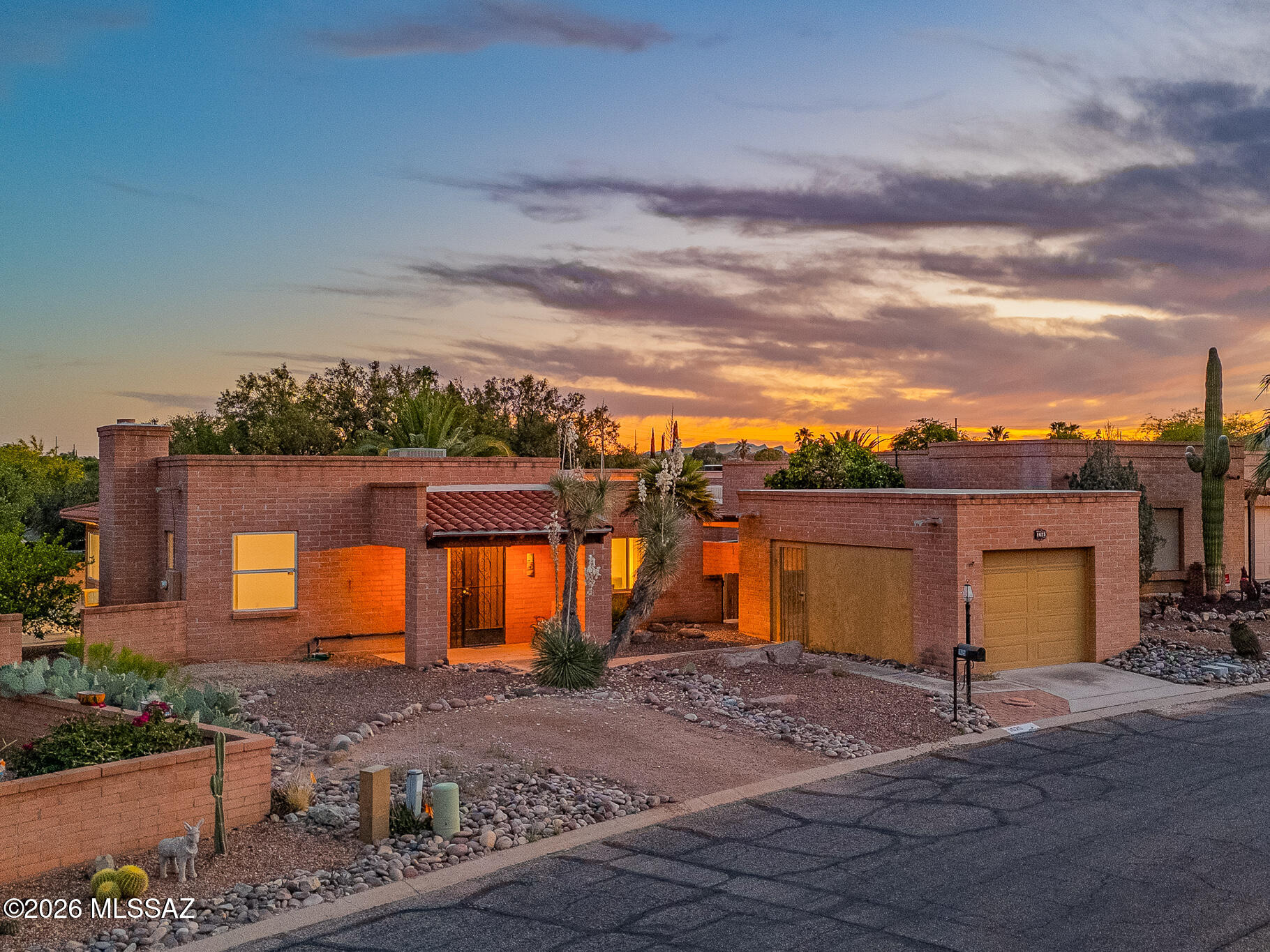 1625 W Calle Hacienda