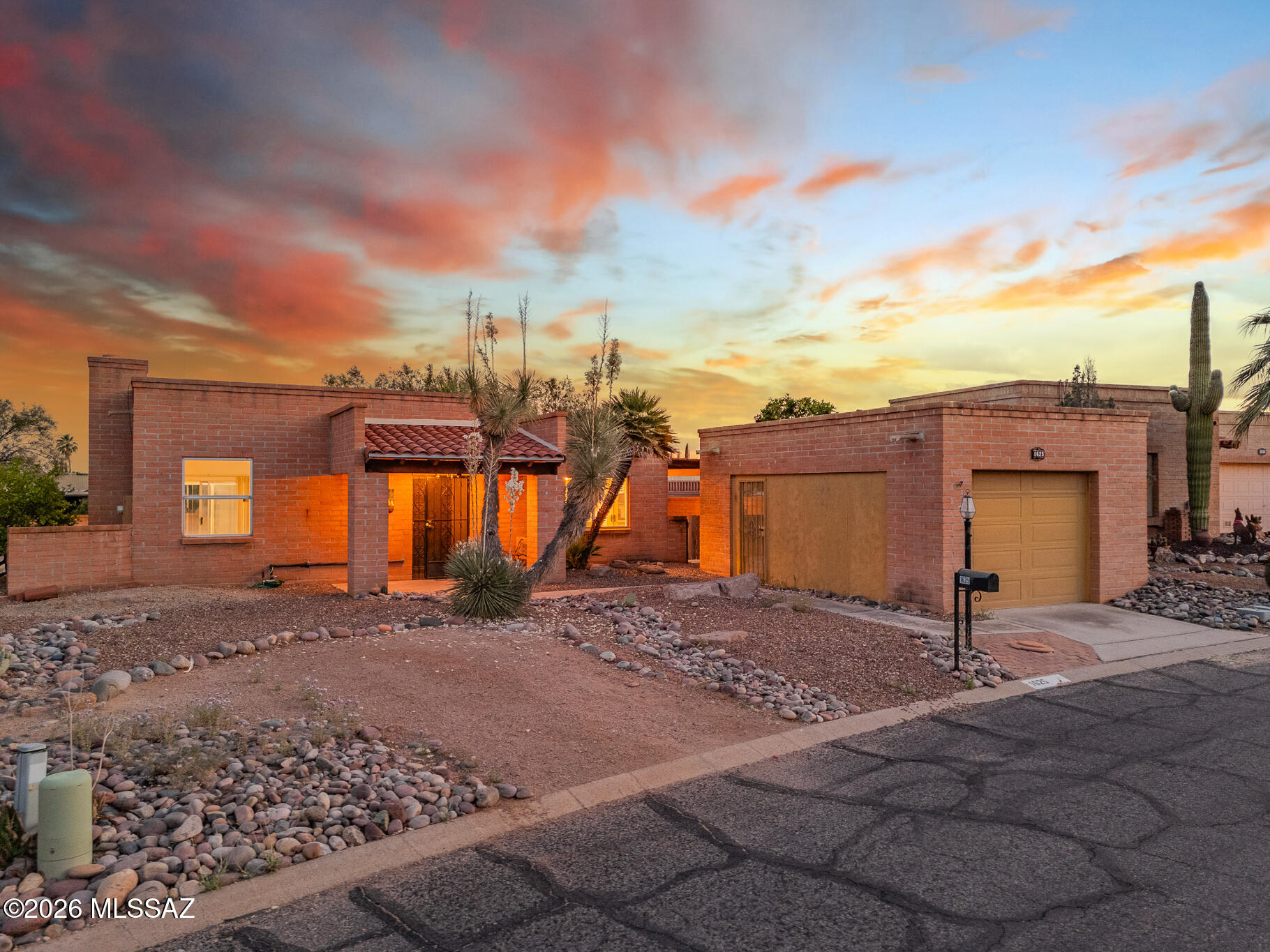 1625 W Calle Hacienda