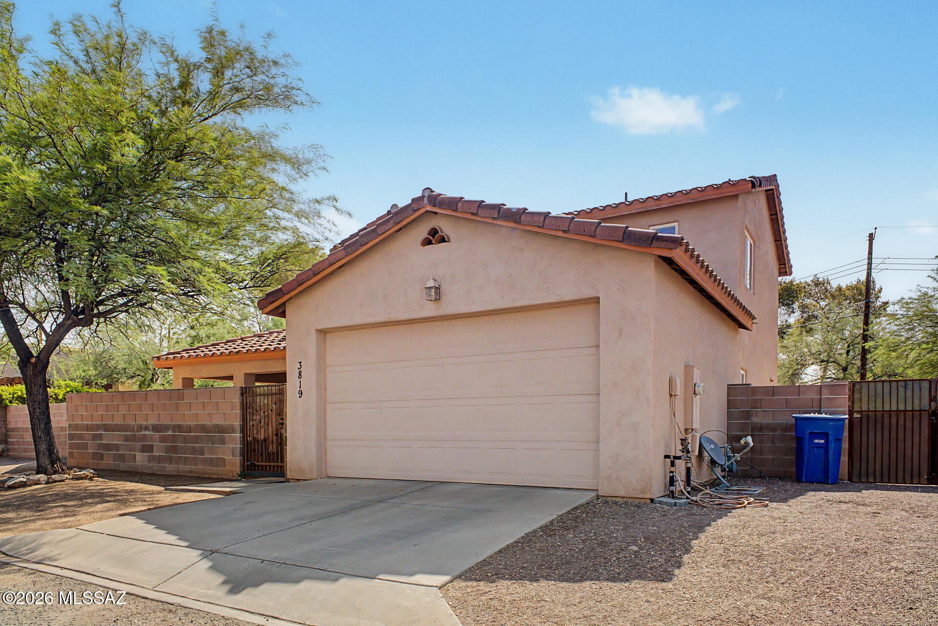 3819 N Look Backridge Place