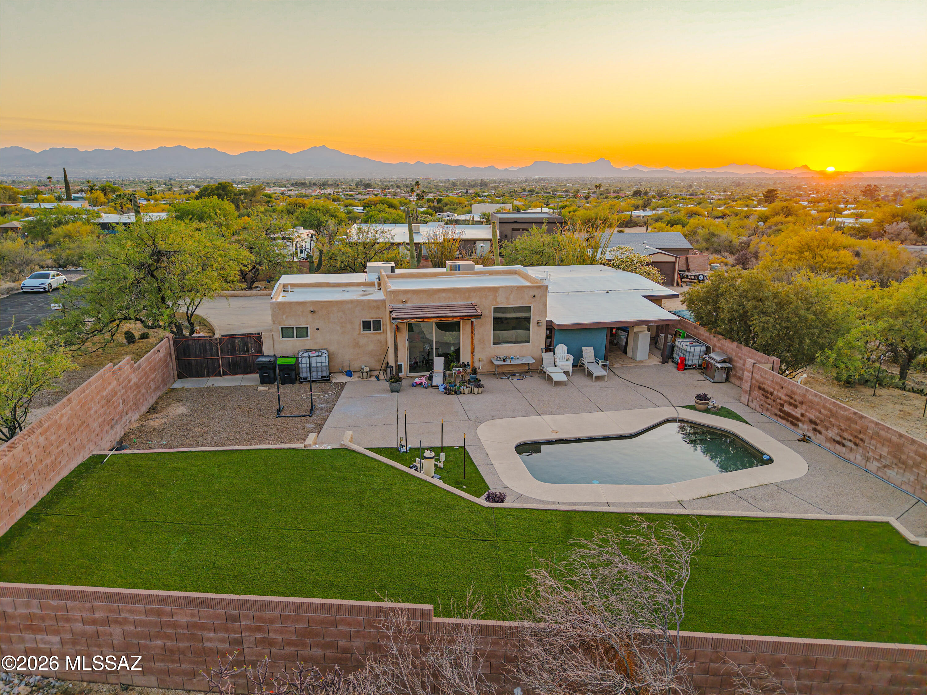 545 E Rancho Catalina Place