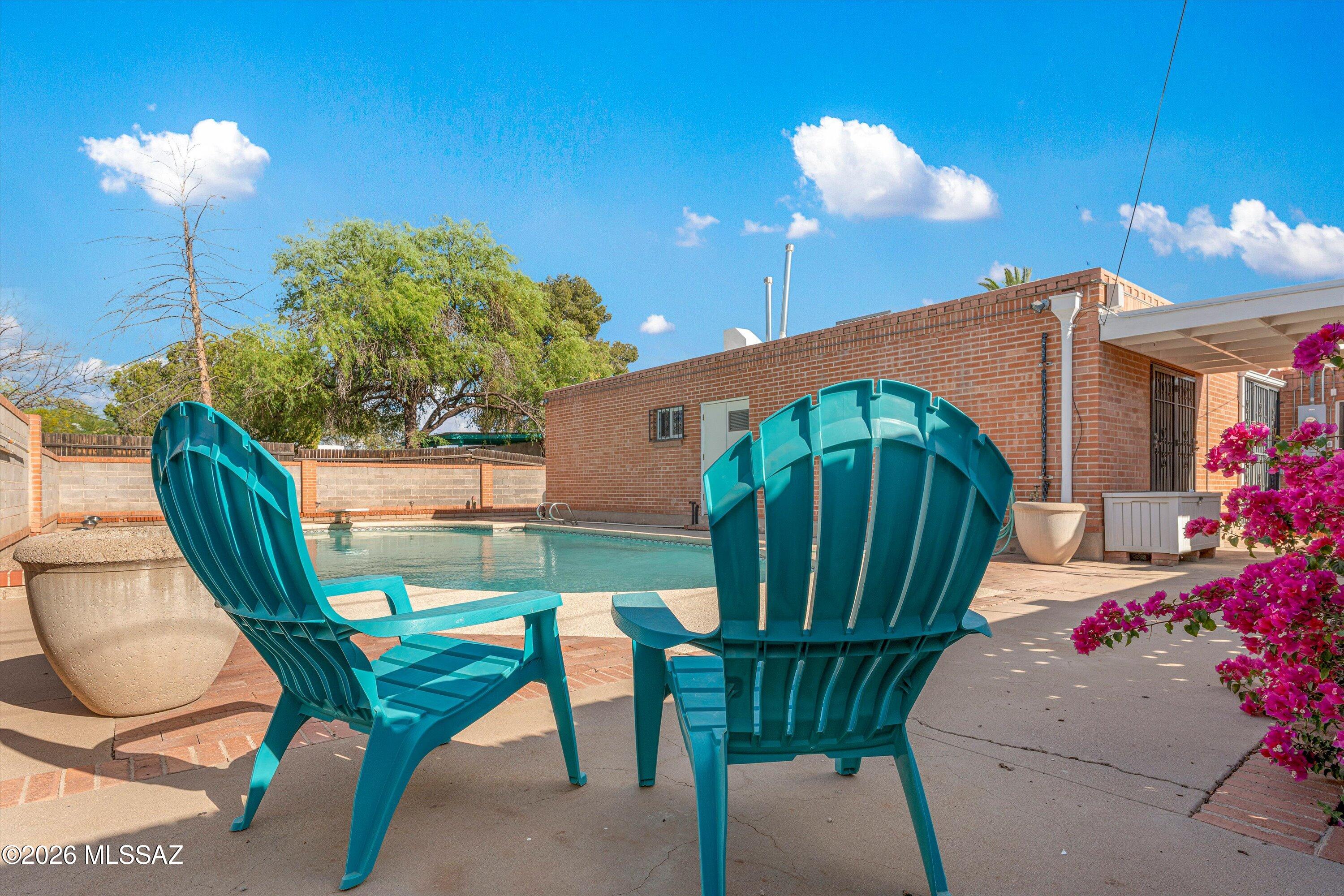 1047 E Hedrick Drive