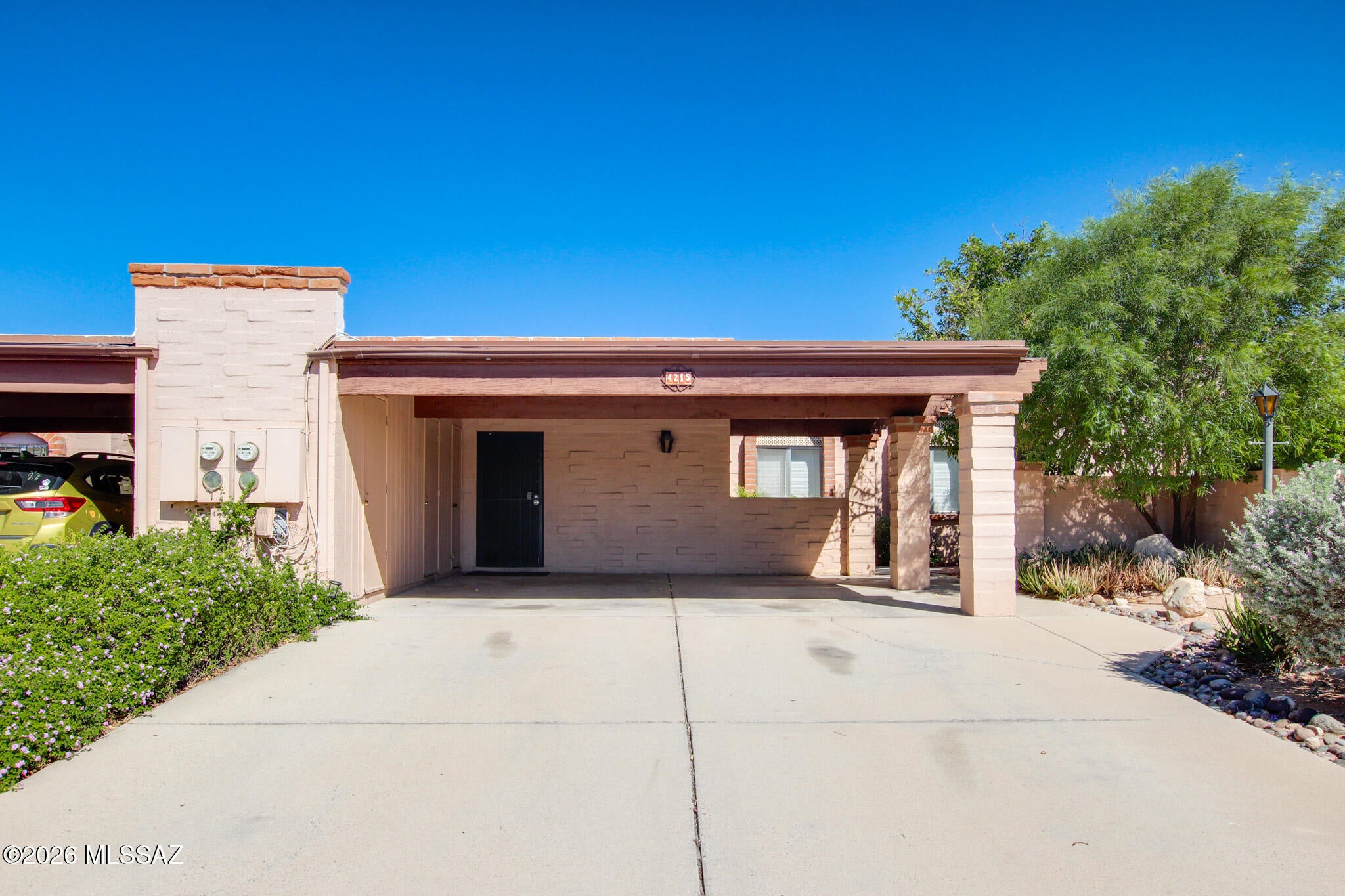 4215 E Presidio Road