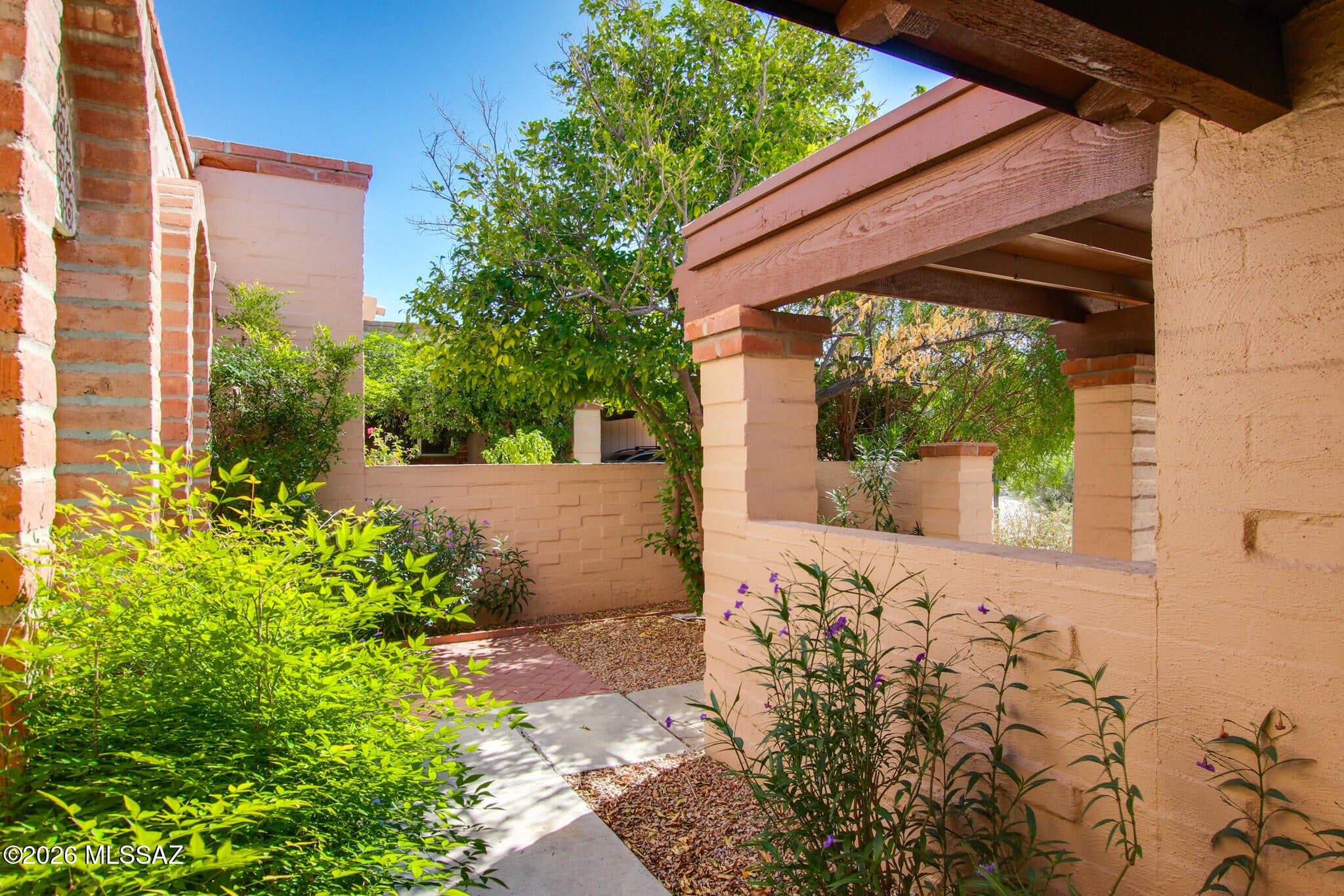 4215 E Presidio Road