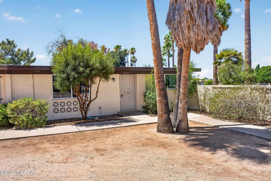 Newly remodeled townhome with NO HOA! Bright and spacious 2bed plus den/2 full bath floor plan with tile throughout. Brand new kitchen cabinets/counter tops, Stainless appliances, double paned windows. Enclosed space makes for den with laundry facilities and storage inside. Large covered patio with with lots of shade and mature trees. Walking distance to Fairway Groves Park. Move in ready, must see! Owner/Agent