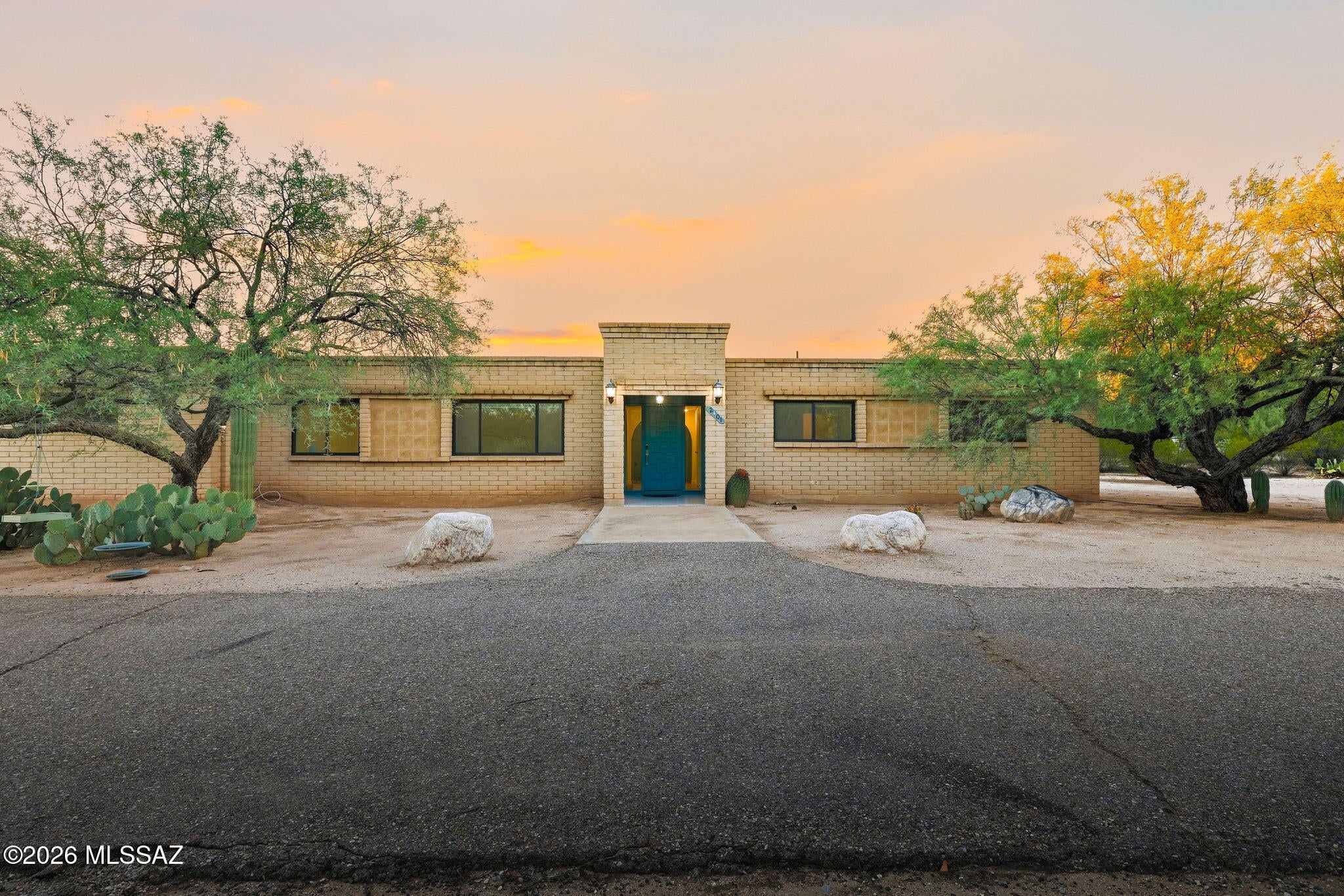 2401 N Avenida De La Lantana