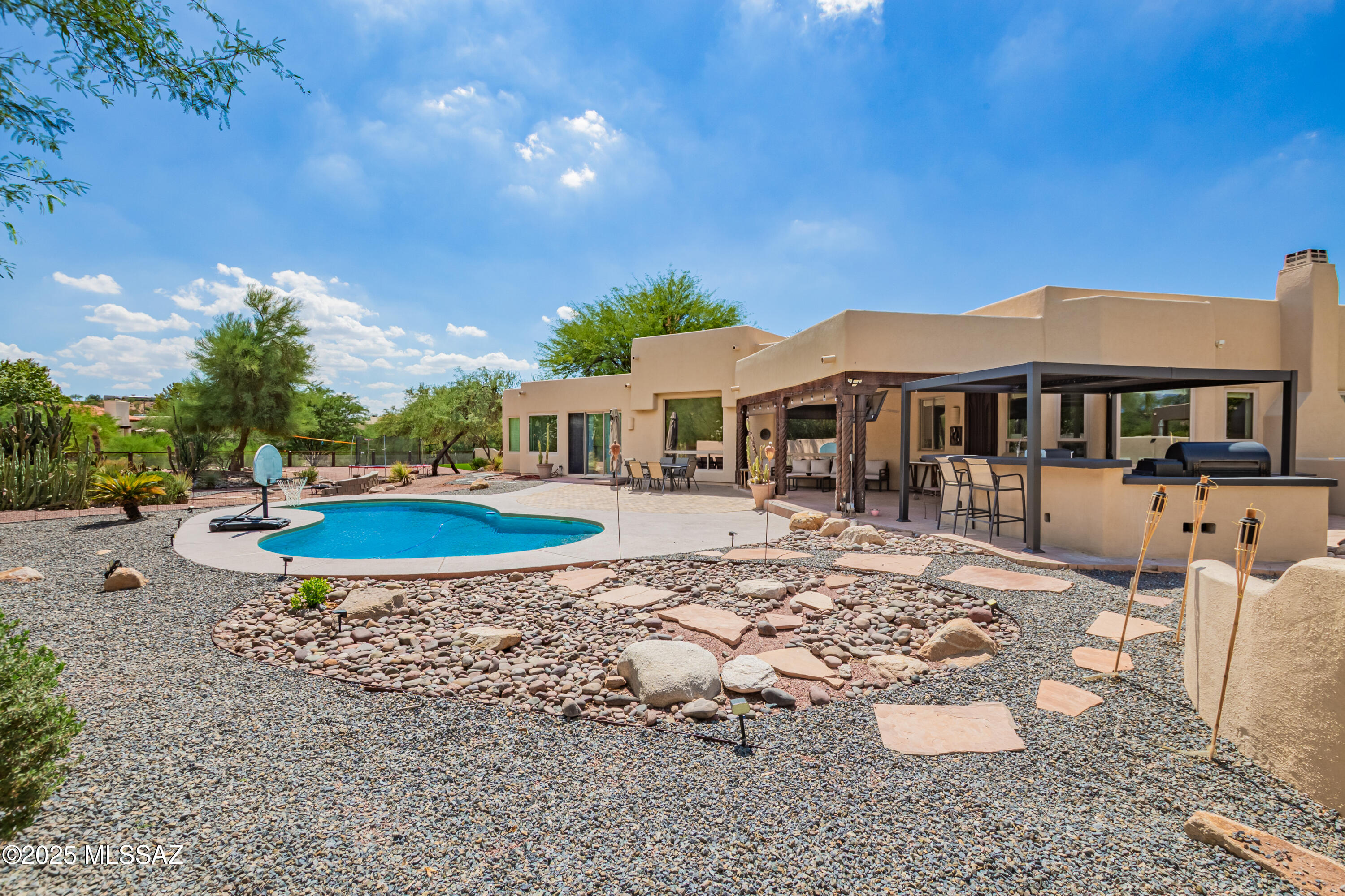 1043 W Saddlehorn Drive