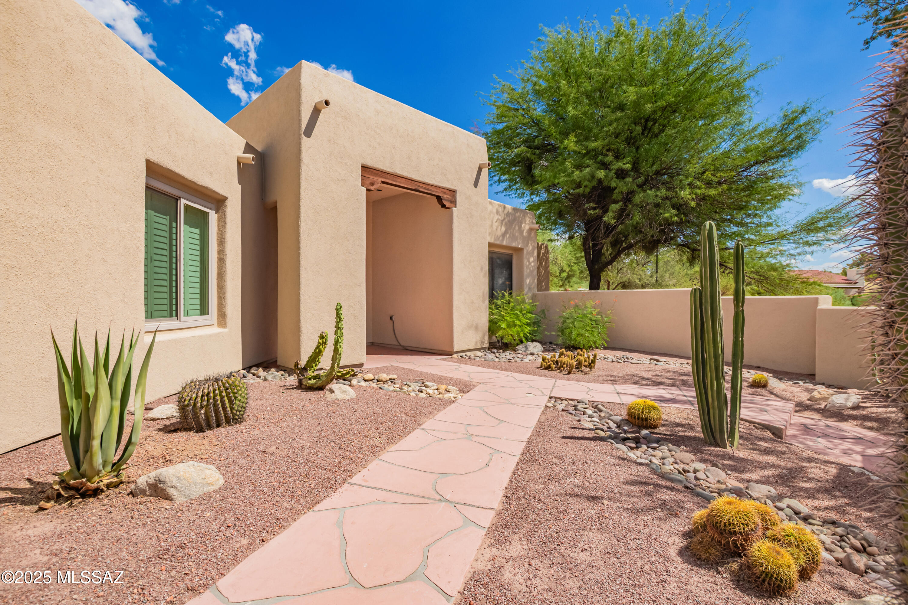 1043 W Saddlehorn Drive