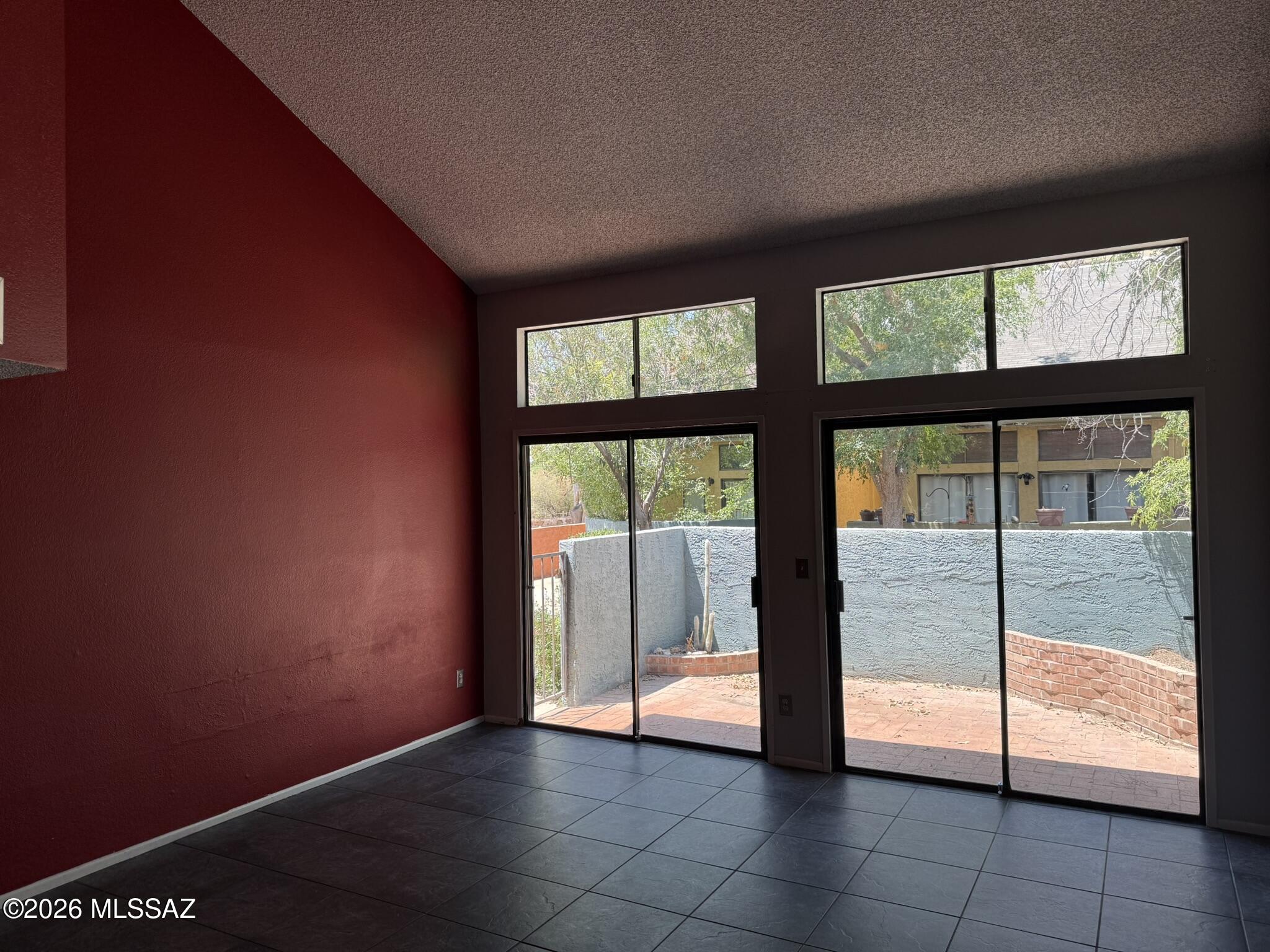 3105 E Corte De La Raqueta