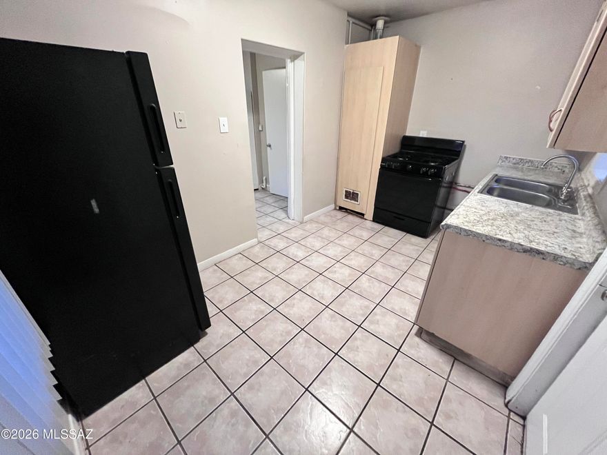 Single story 1 bedroom/ 1 bathroom townhome- Features include: all tile floors, mini splits, gas stove and fridge. Community coin laundry onsite. Close proximity to transportation, shopping and I-10.

6 month Lease
Tenant pays gas & electric plus billed back water/sewer/trash
No Smoking inside unit