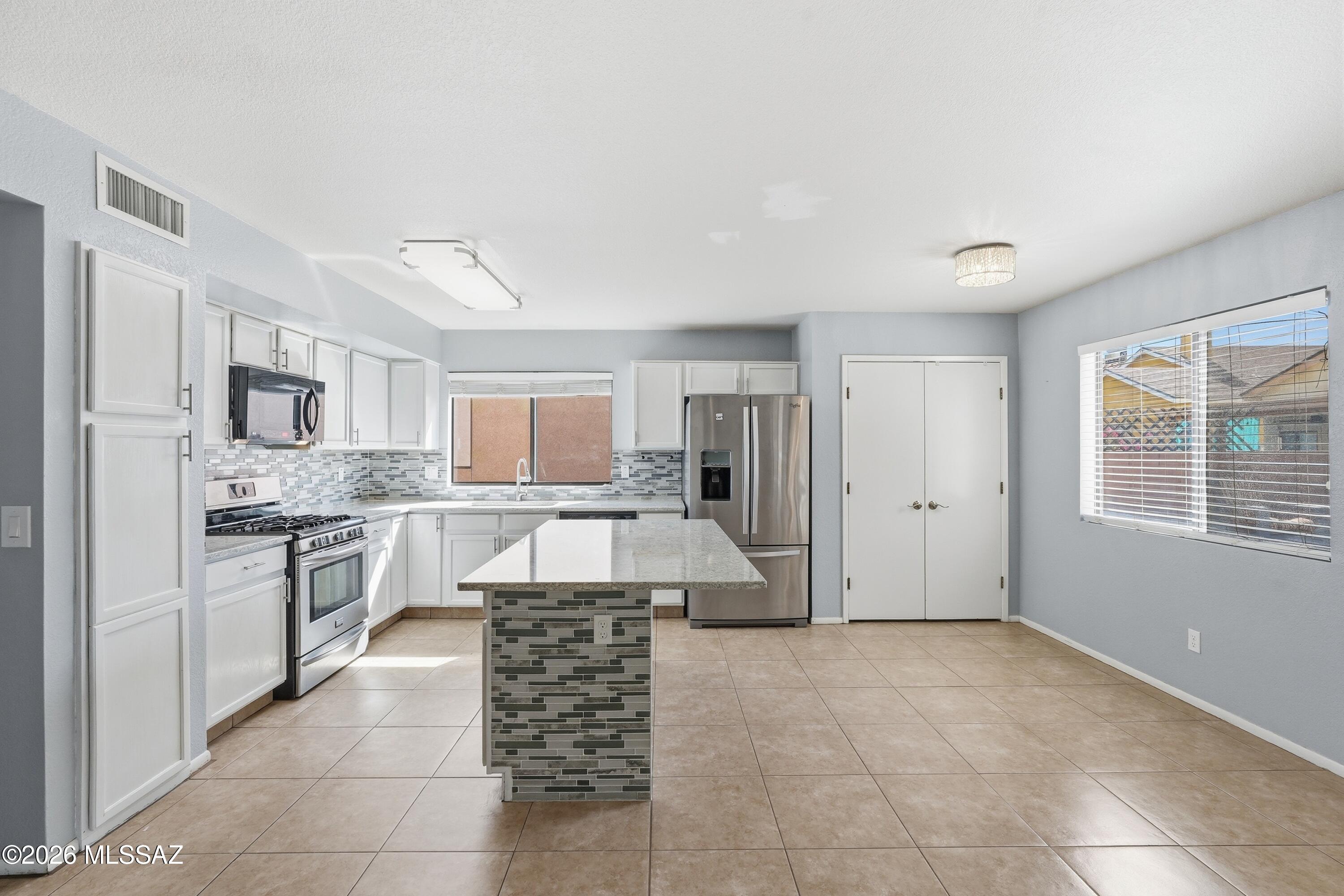 Hacienda Del Oro (1-879) - Residential Lease