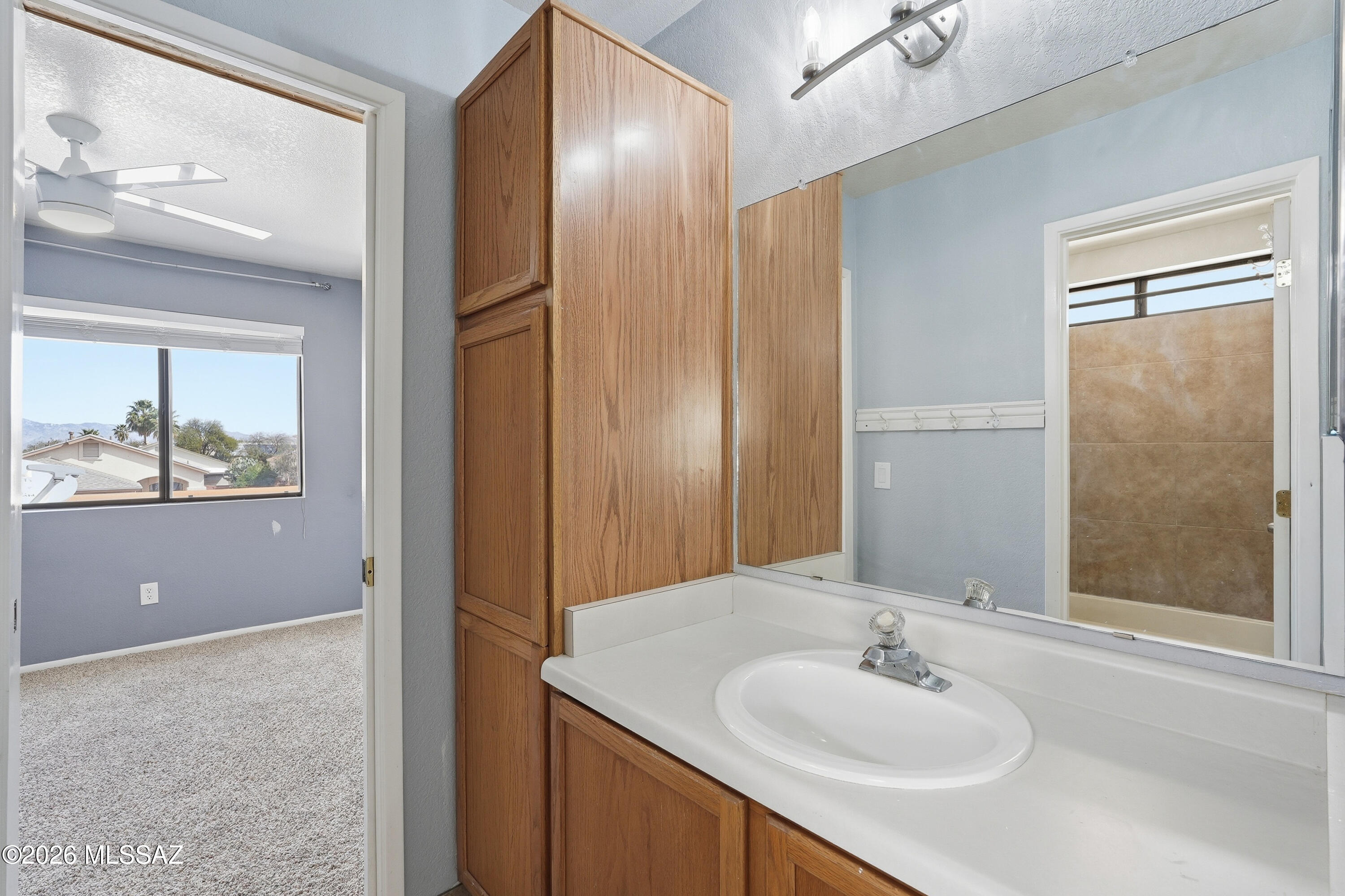 Hacienda Del Oro (1-879) - Residential Lease