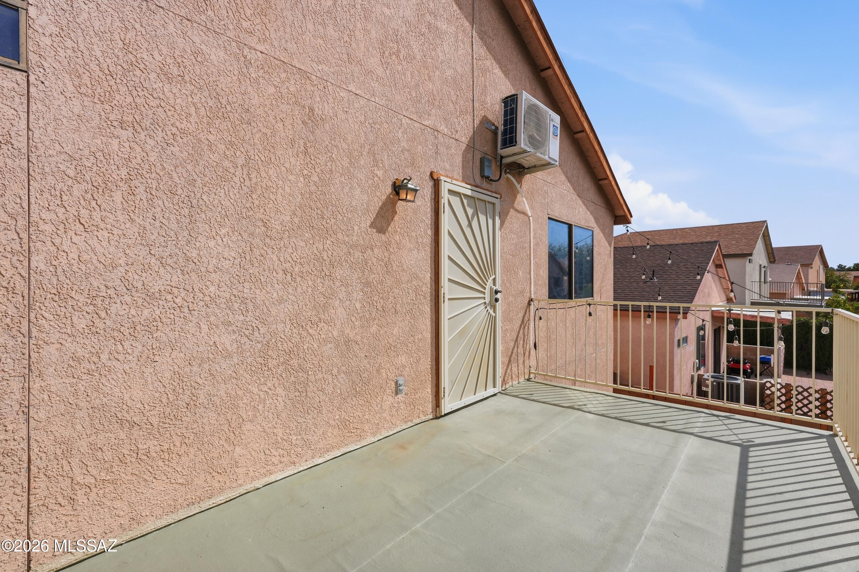 Hacienda Del Oro (1-879) - Residential Lease