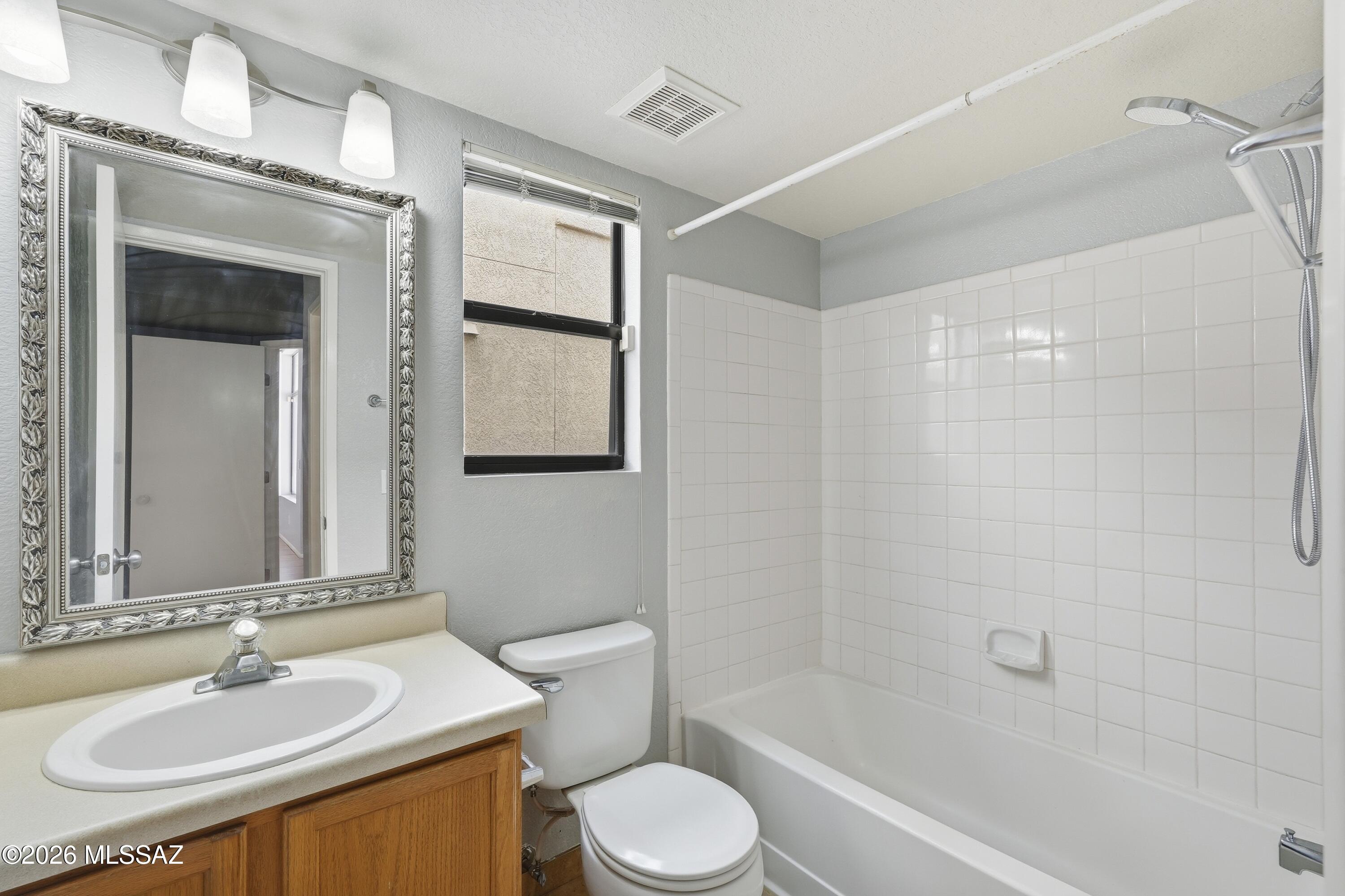 Hacienda Del Oro (1-879) - Residential Lease