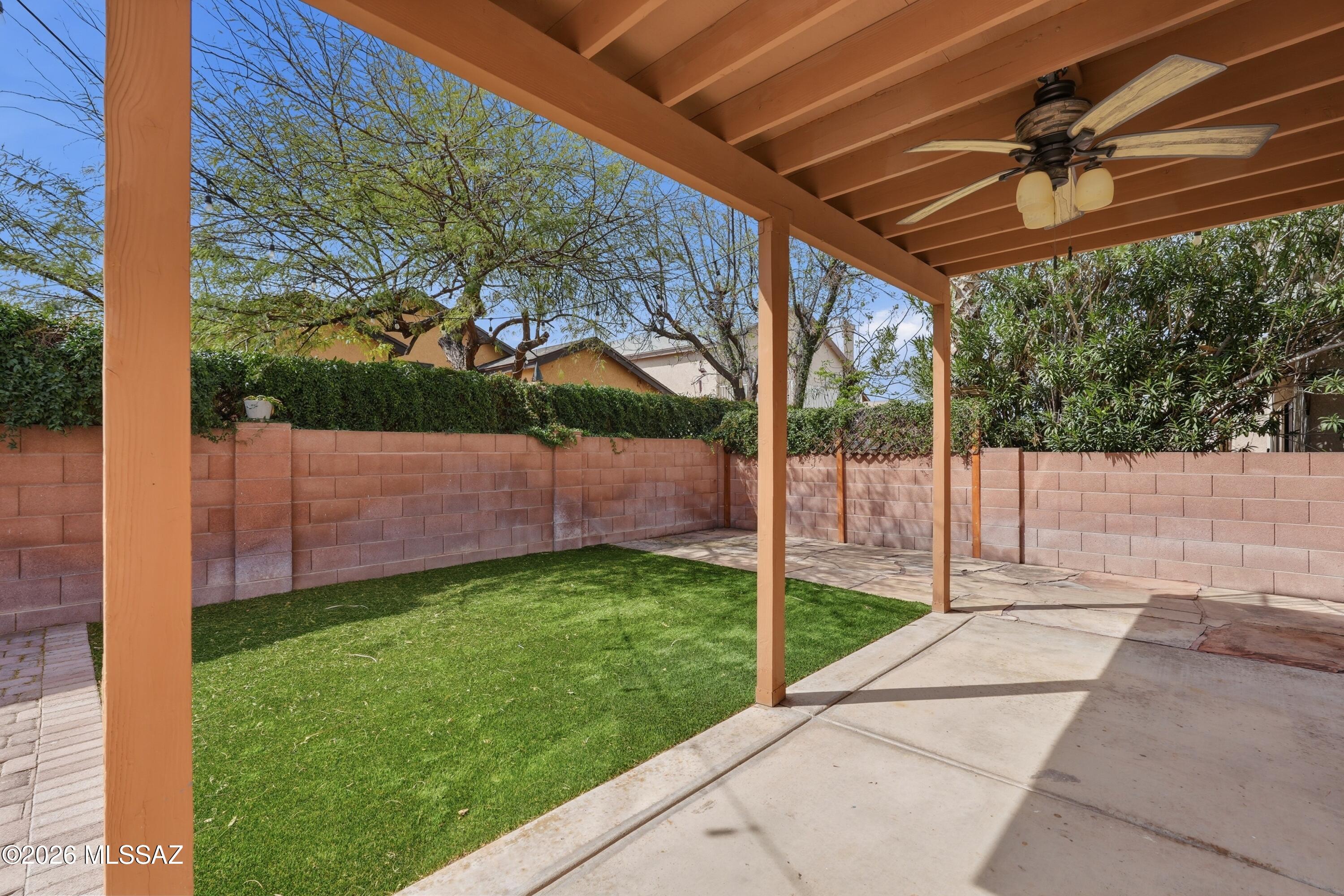 Hacienda Del Oro (1-879) - Residential Lease